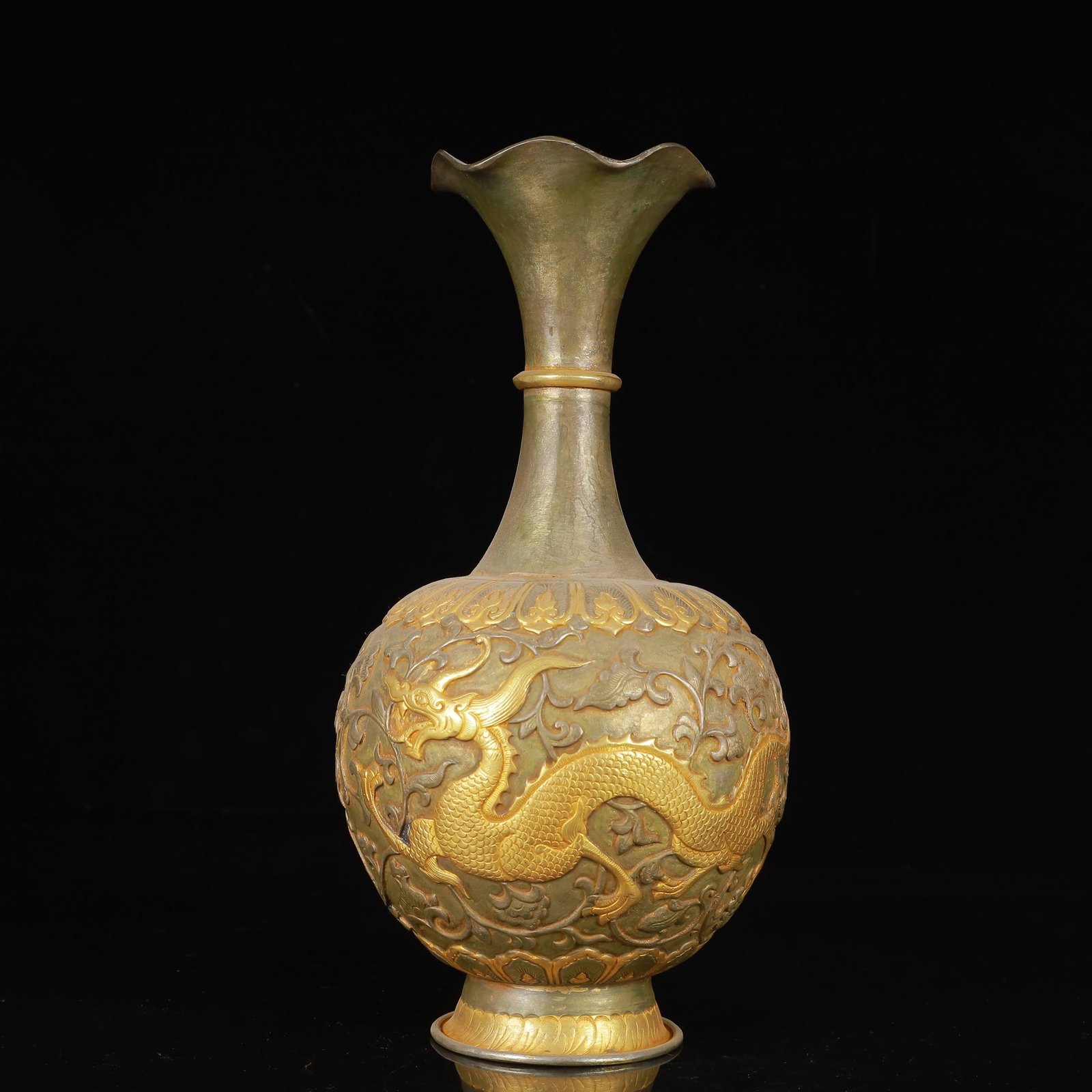 An Exquisite Gilt Silver Dragon and Phoenix Pattern Vase: An Exquisite Gilt Silver Dragon and Phoenix Pattern Vase,Tang Dynasty,China,Zhenguan Four-Character Mark,Size:5.1inx9.8in,Weight:850g 银鎏金龙凤纹瓶,中&