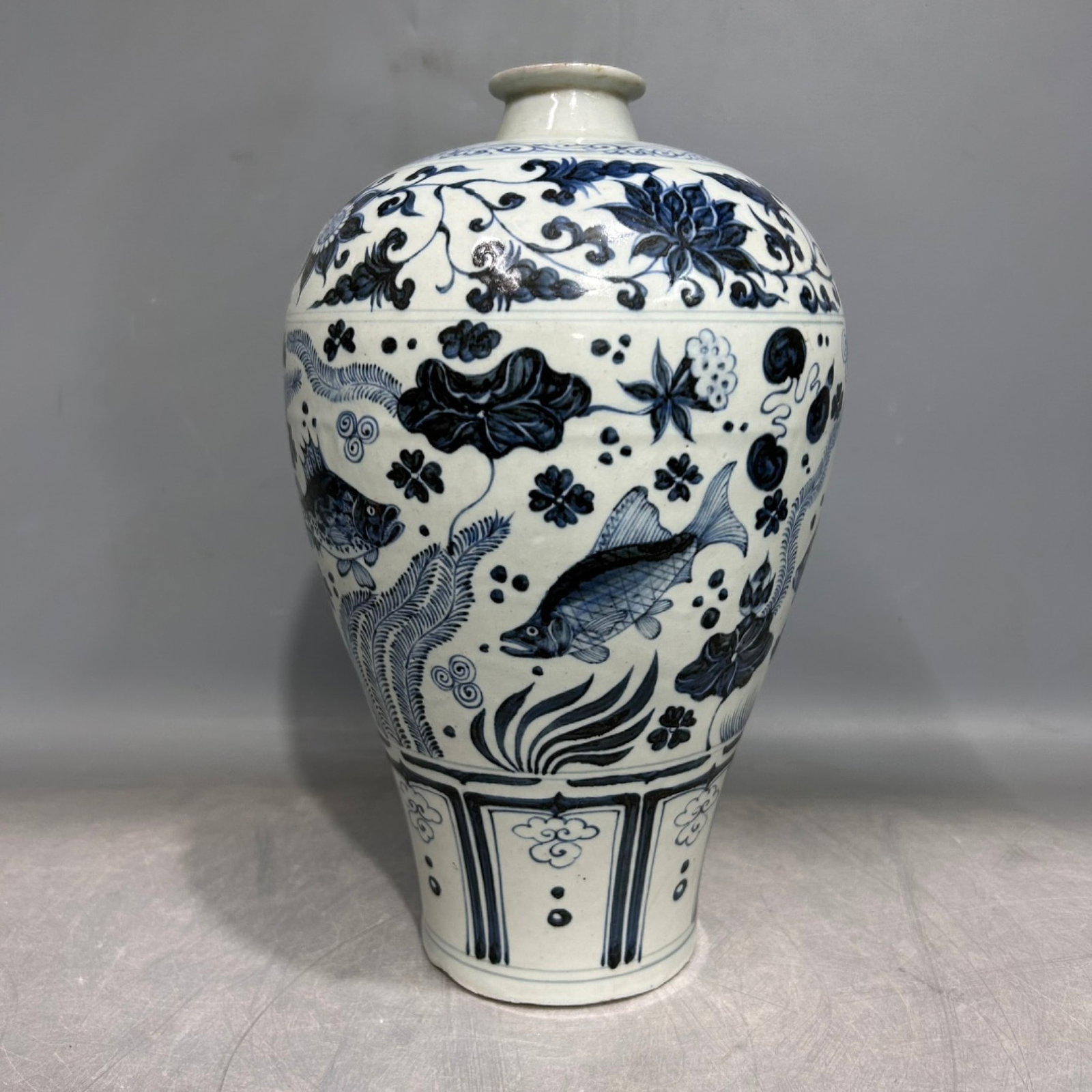 An Exquisite Blue and White Hornwort Pattern Vase (1 of 7)