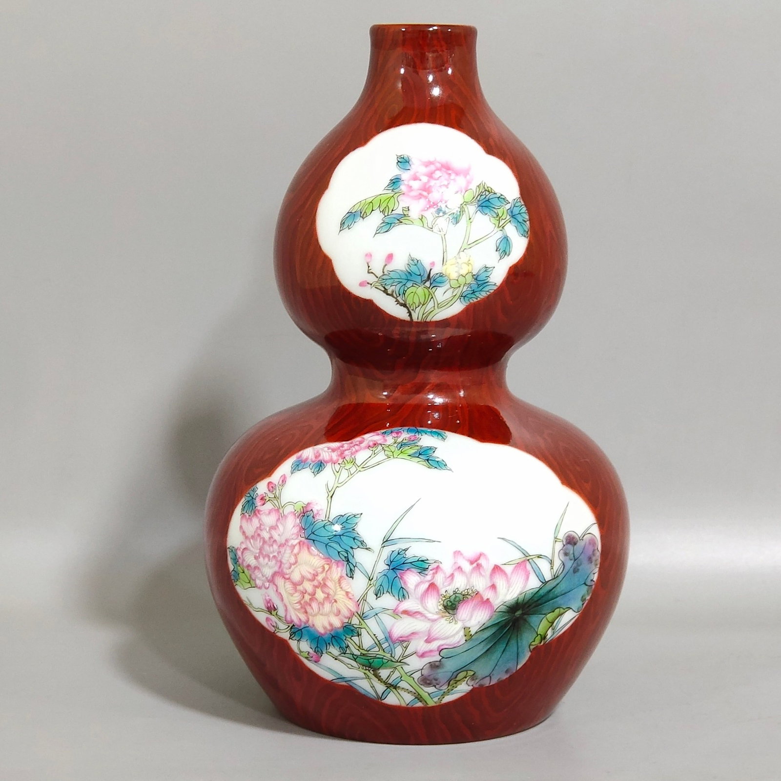 An Exquisite Famille-Rose Imitation Wood Grain Glazed Flower Pattern Gourd Vase: An Exquisite Famille-Rose Imitation Wood Grain Glazed Flower Pattern Gourd Vase,Qing Dynasty,China,Yongzheng Six-character Mark,Size:6.7inx4.1in 粉彩木纹釉花卉