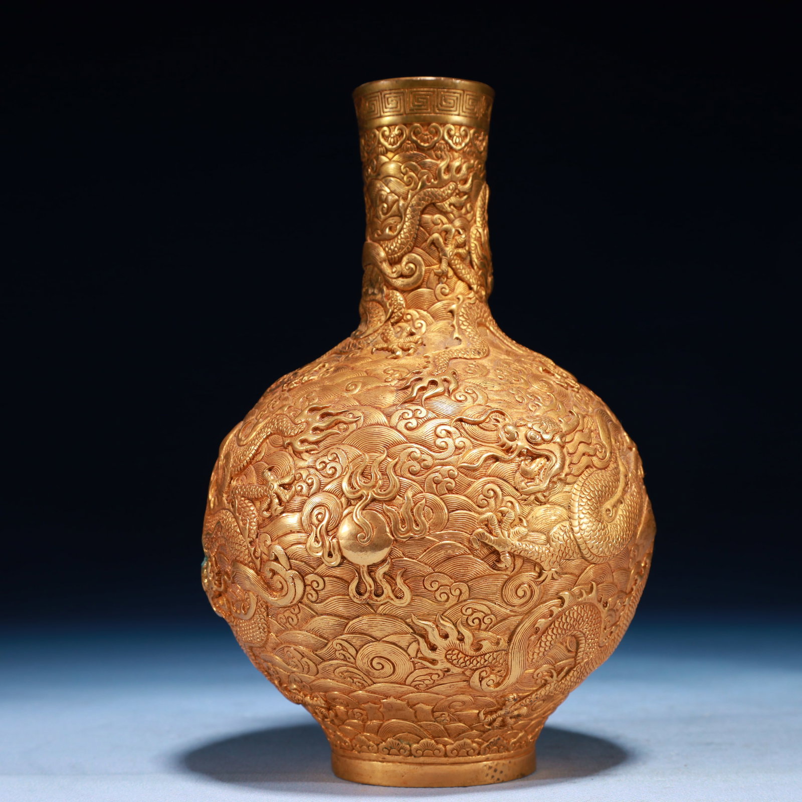 An Exquisite Gilt Bronze Dragon Pattern Vase - 4