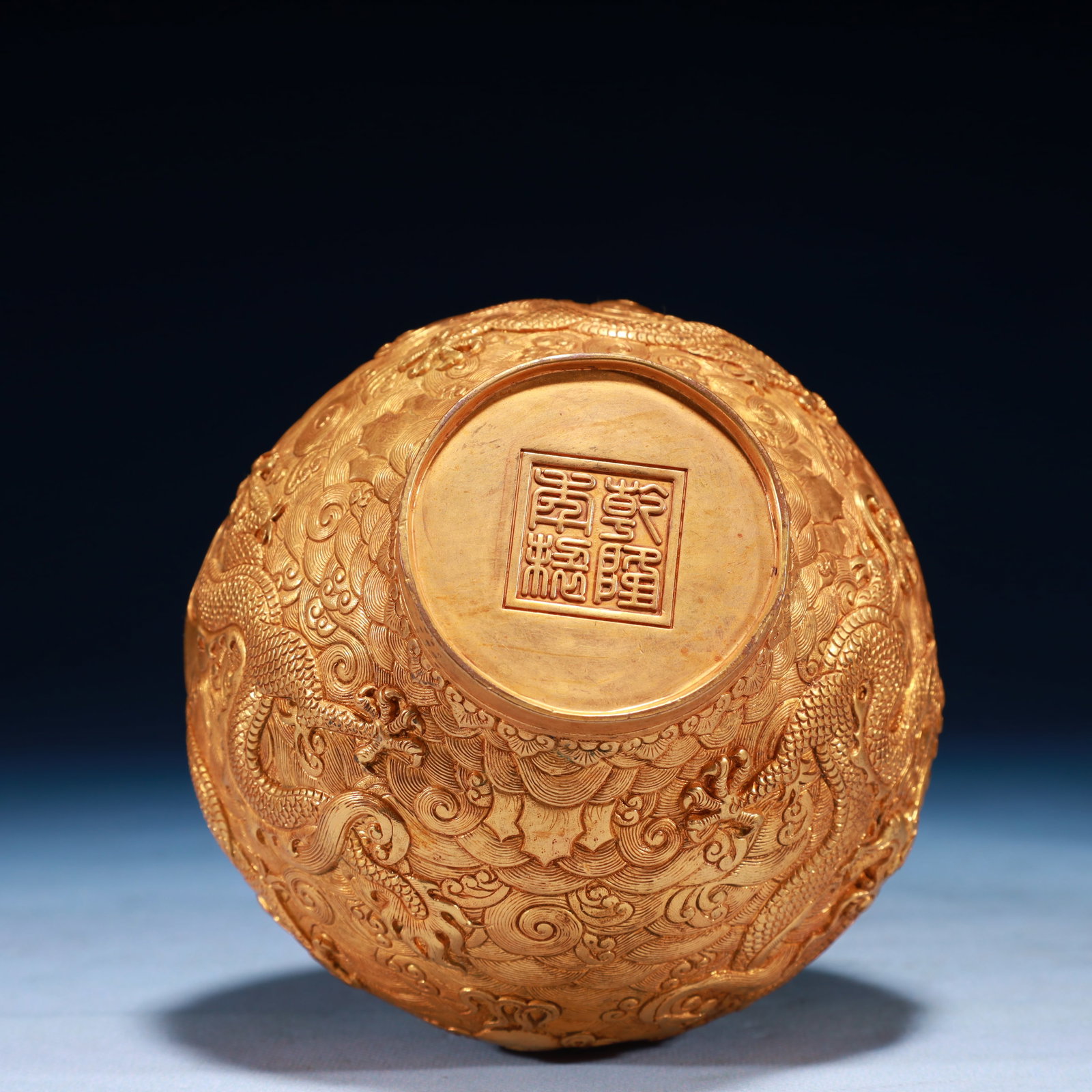 An Exquisite Gilt Bronze Dragon Pattern Vase - 7