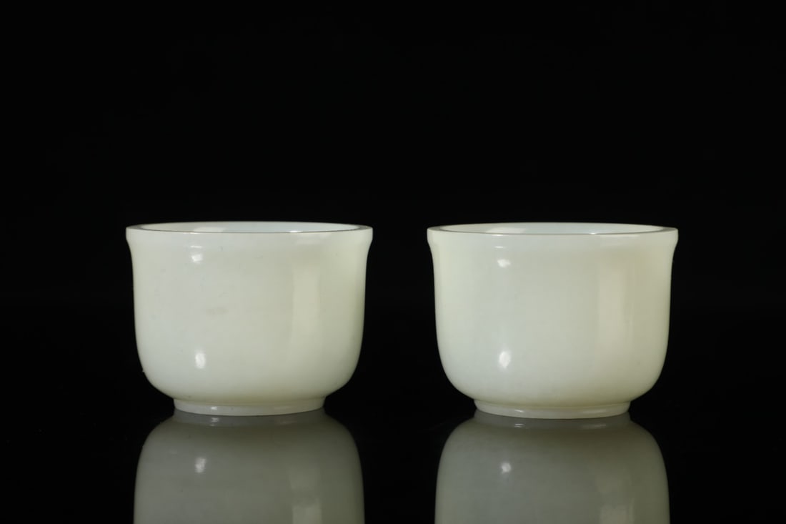 A Pair of Exquisite White Jade Cups (1 of 9)