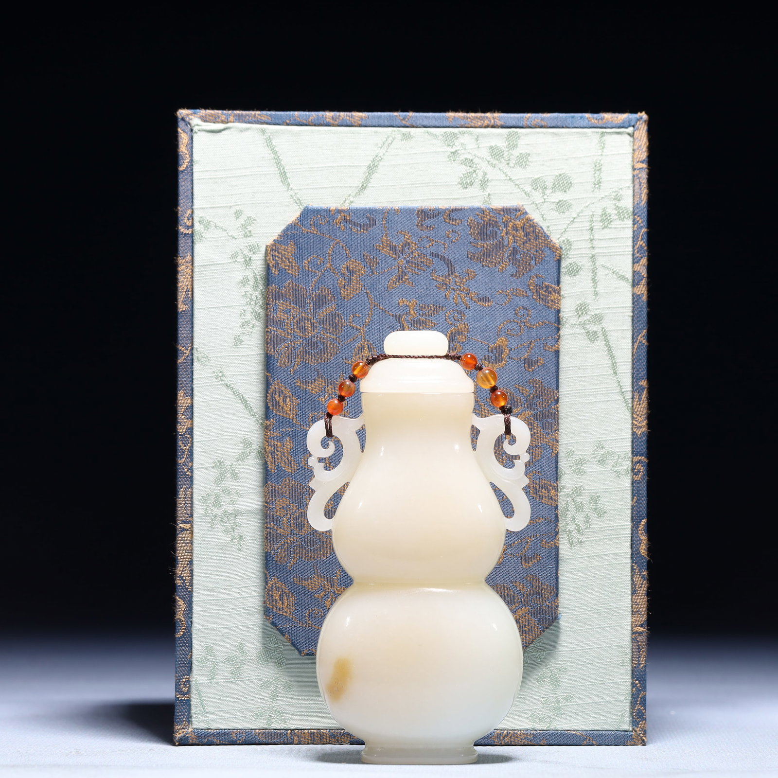 An Exquisite White Jade Double-Ears Gourd-Shaped Vase: An Exquisite White Jade Double-Ears Gourd-Shaped Vase,Qing Dynasty,China,Size:2inx0.8inx3.9in,Weight:151.3g 白玉双耳葫芦瓶,中国清代