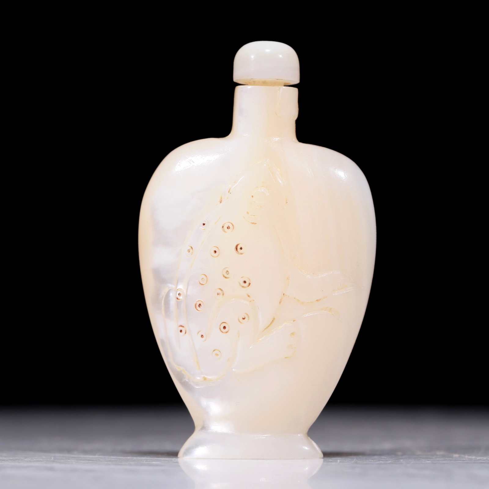 A Precious Shell 'Frog' Snuff Bottle (1 of 6)