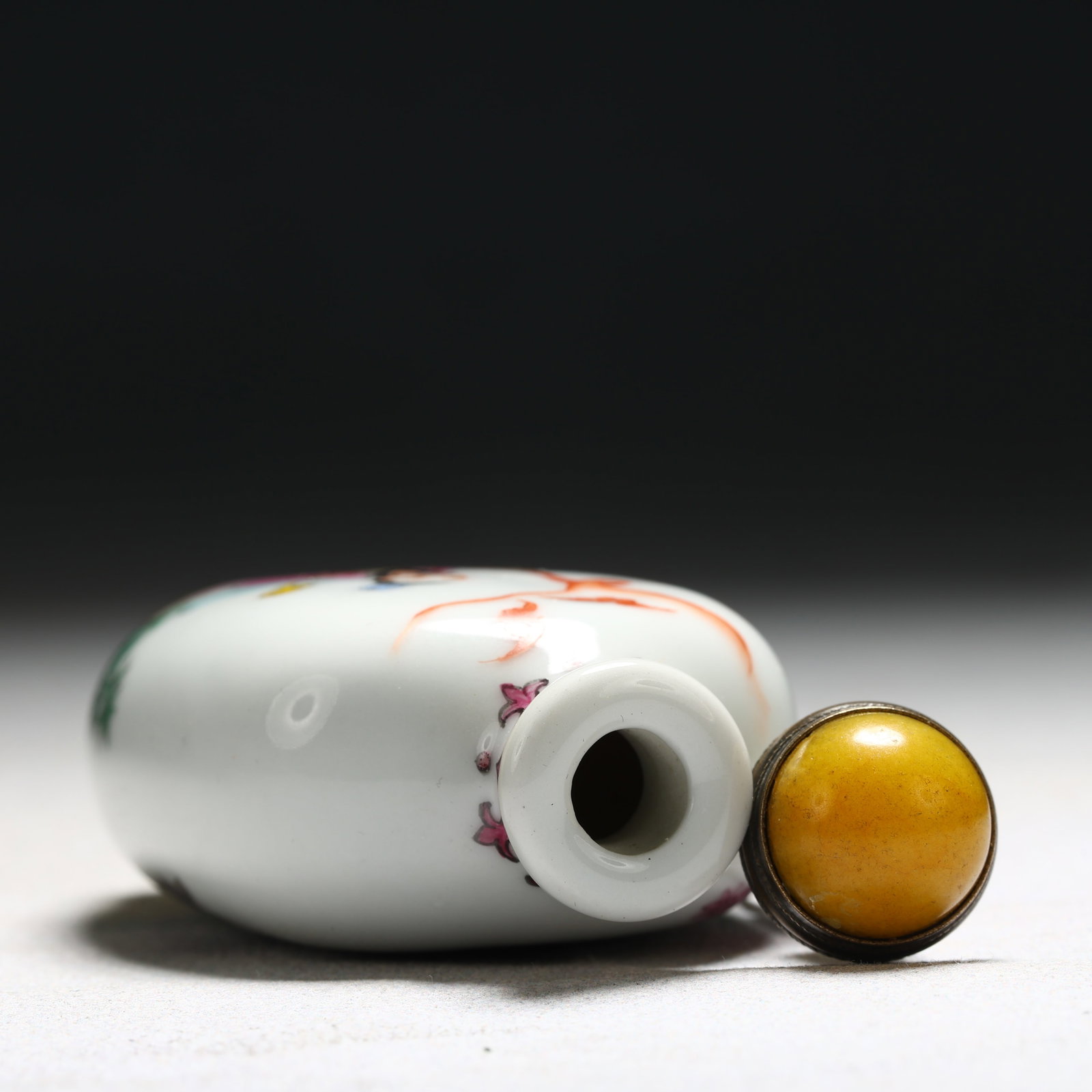 An Exquisite Enamel Figure Pattern Porcelain Snuff Bottle - 4