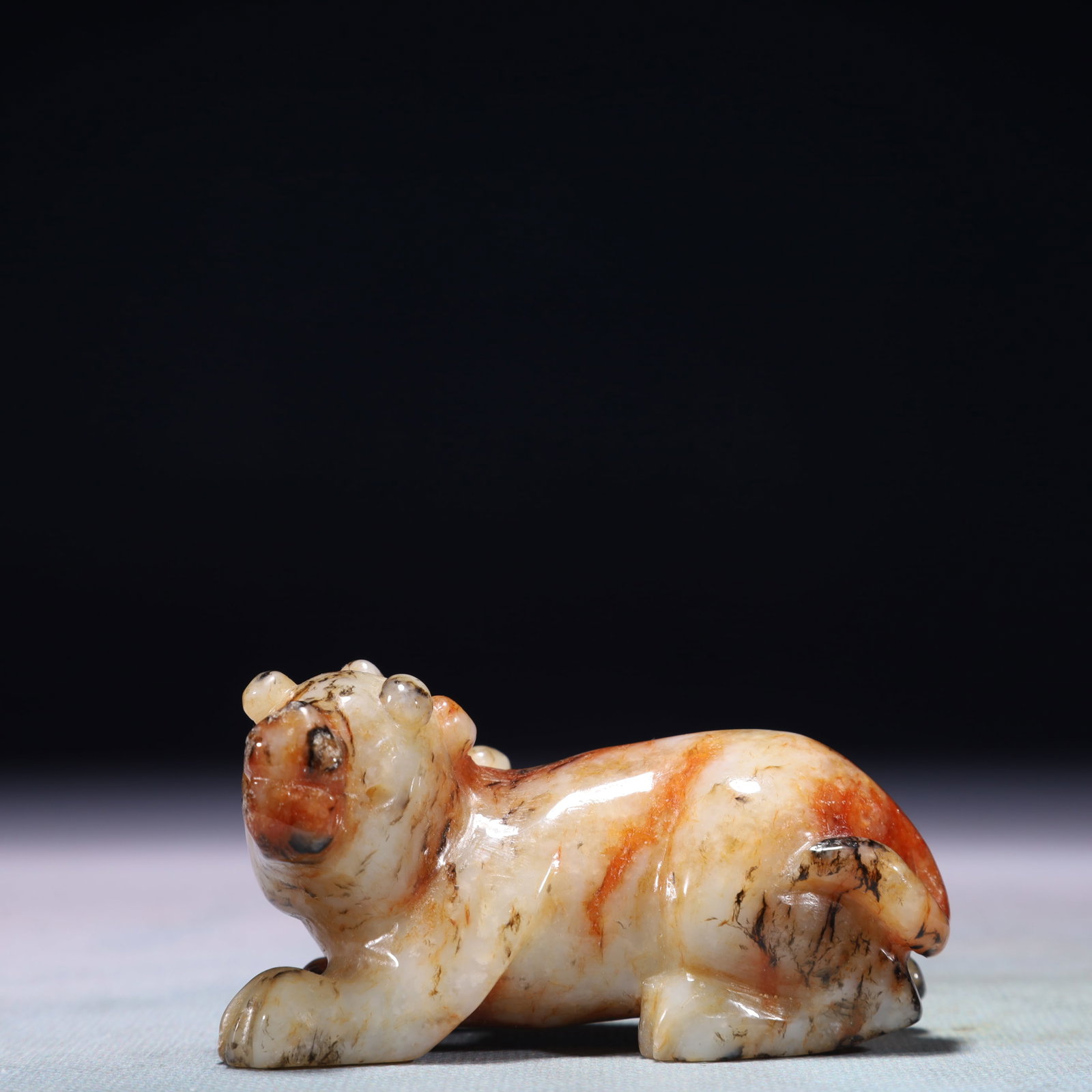 An Exquisite White Jade Unicorn Ornament: An Exquisite White Jade Unicorn Ornament,Qing Dynasty,China,Size:3.1inx1.2inx1.4in,Weight:169.9g 白玉独角兽摆件,中国清代