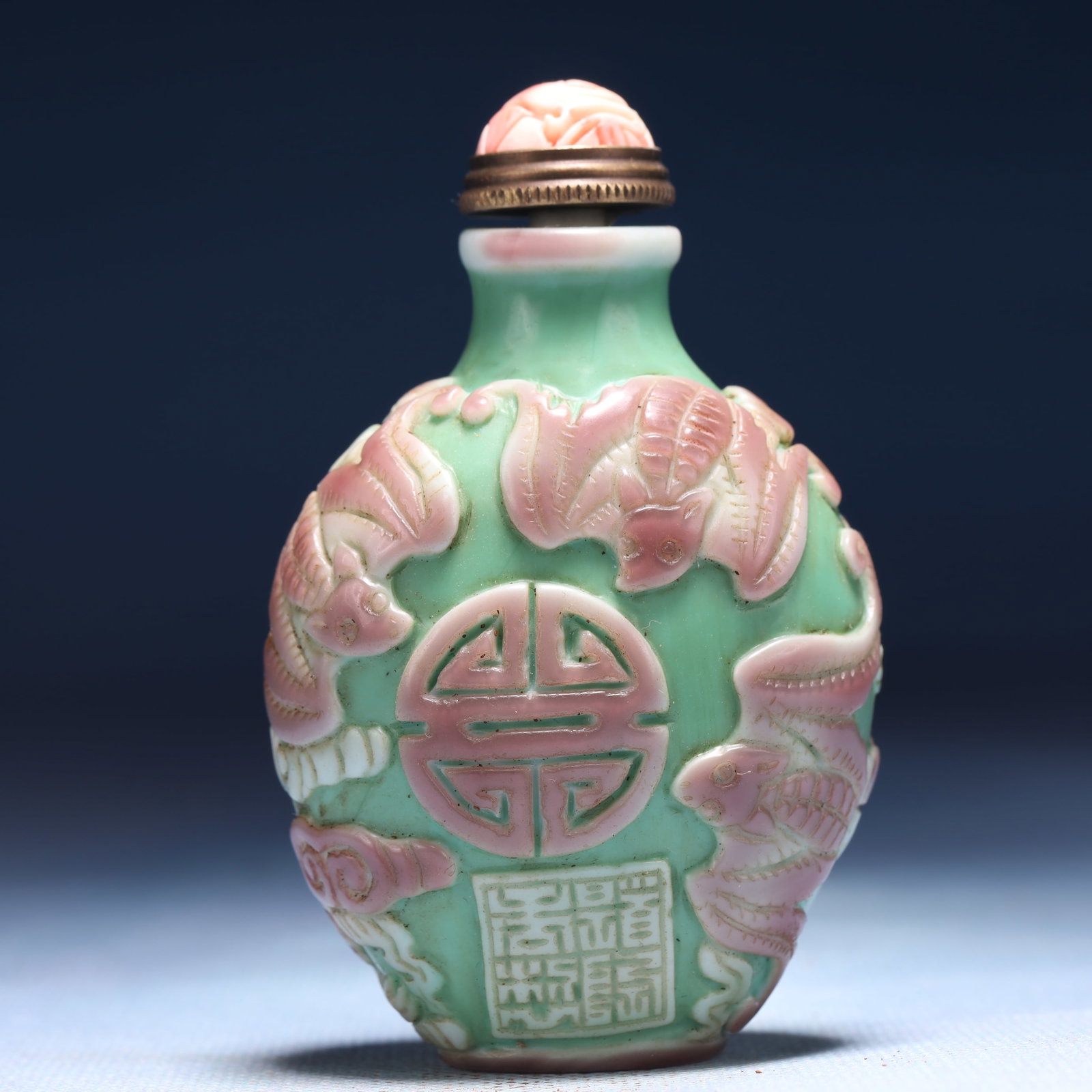 An Exquisite Glass Bats and Peach Pattern Snuff Bottle: An Exquisite Glass Bats and Peach Pattern Snuff Bottle,Qing Dynasty,China,Daoguang Four-character Mark,Size:2inx1.2inx3.1in,Weight:89g 琉璃福寿纹鼻烟壶,