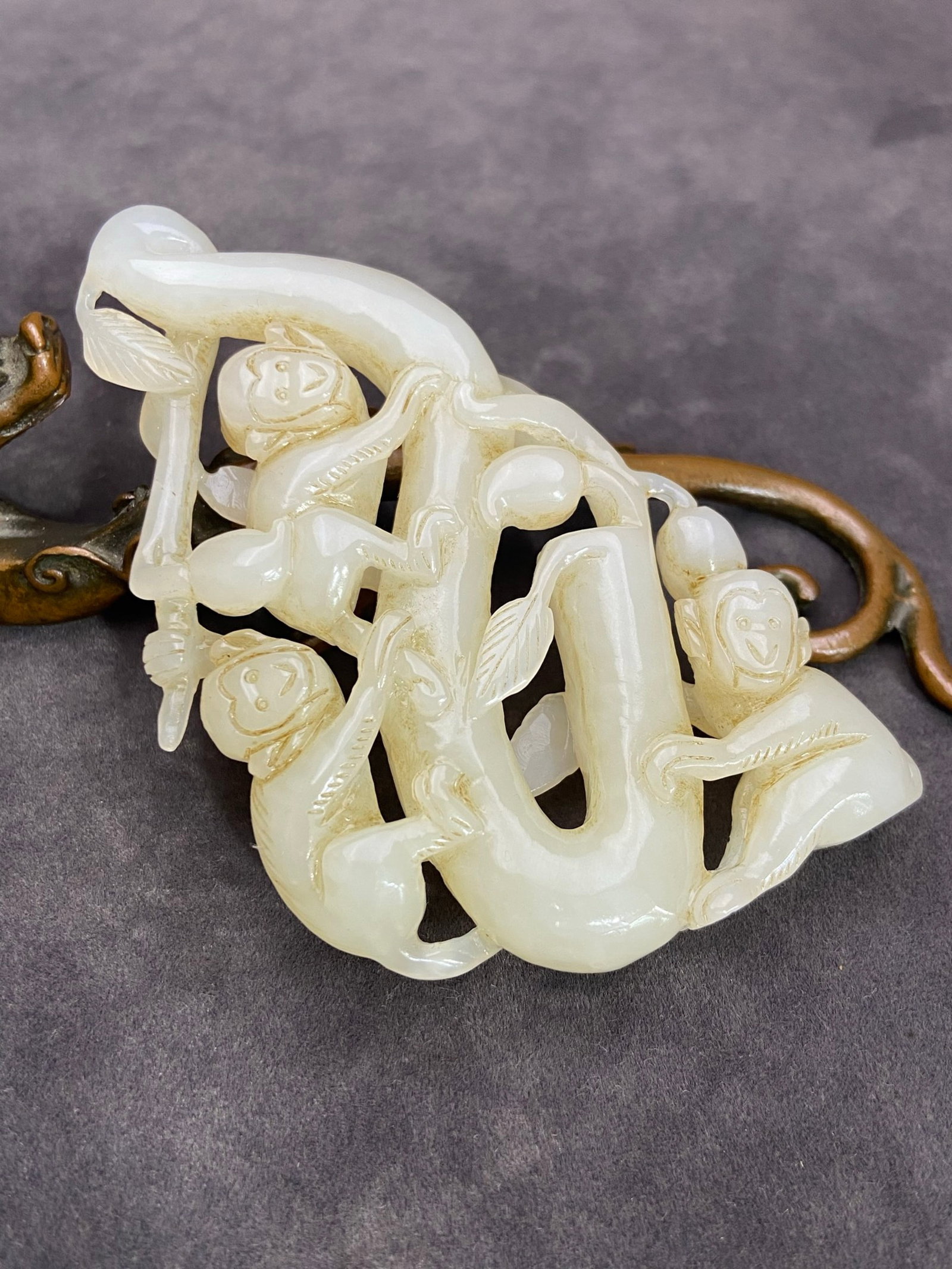 An Exquisite White Jade Monkey Ornament - 2