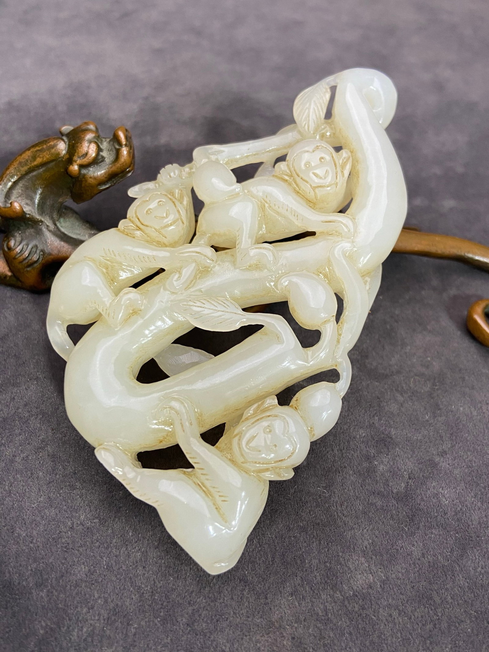 An Exquisite White Jade Monkey Ornament - 3