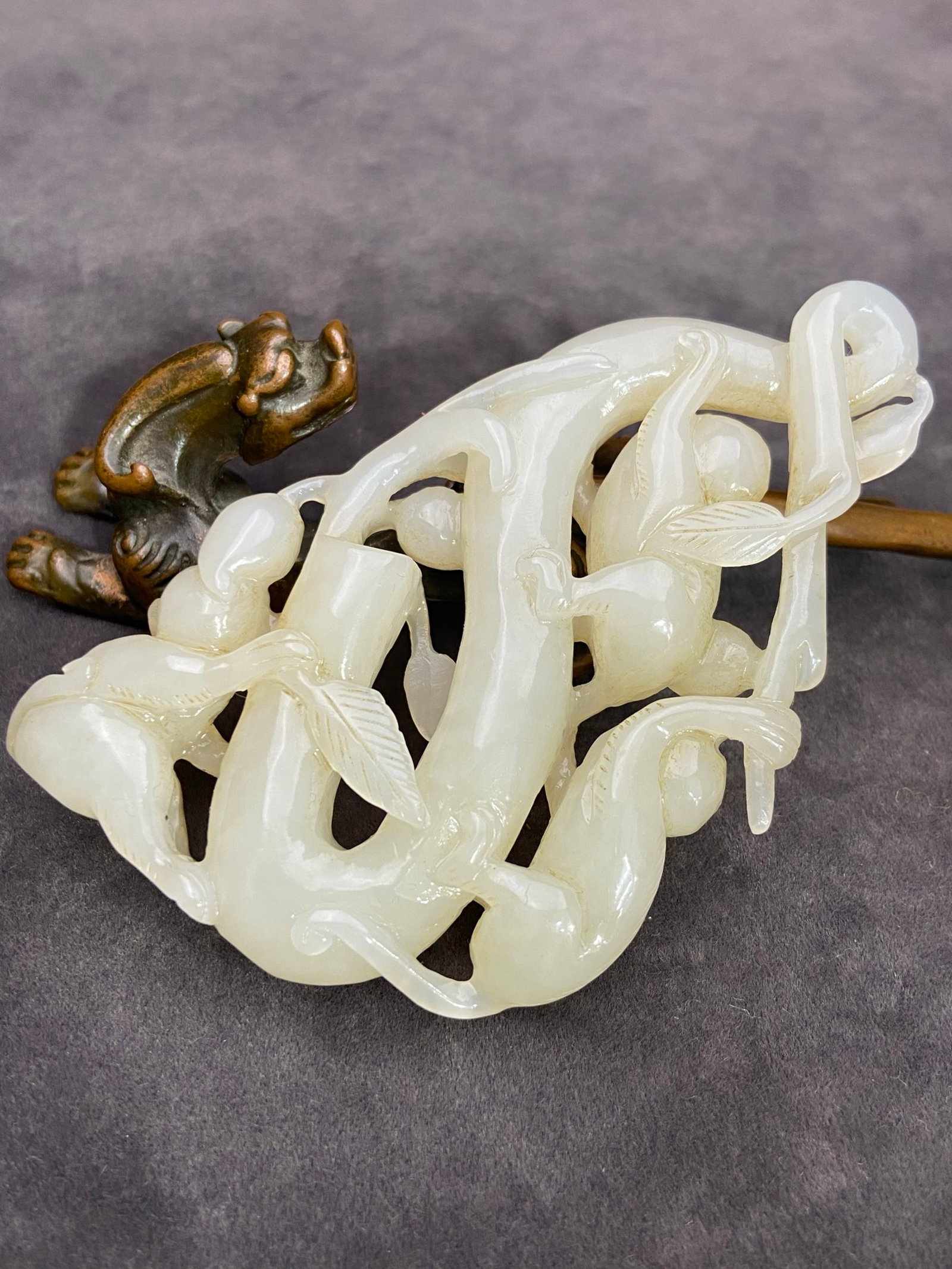 An Exquisite White Jade Monkey Ornament - 6