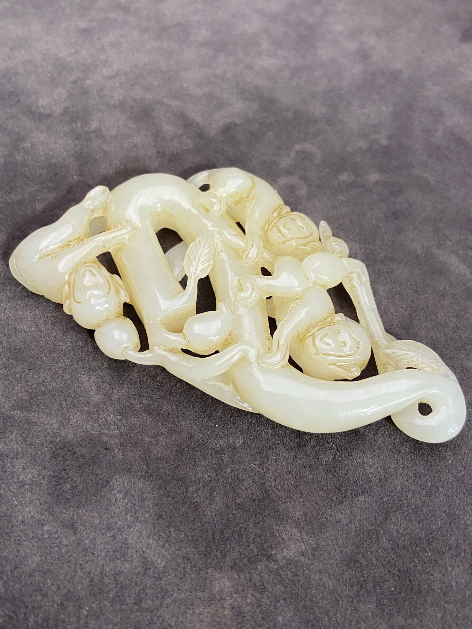 An Exquisite White Jade Monkey Ornament - 7