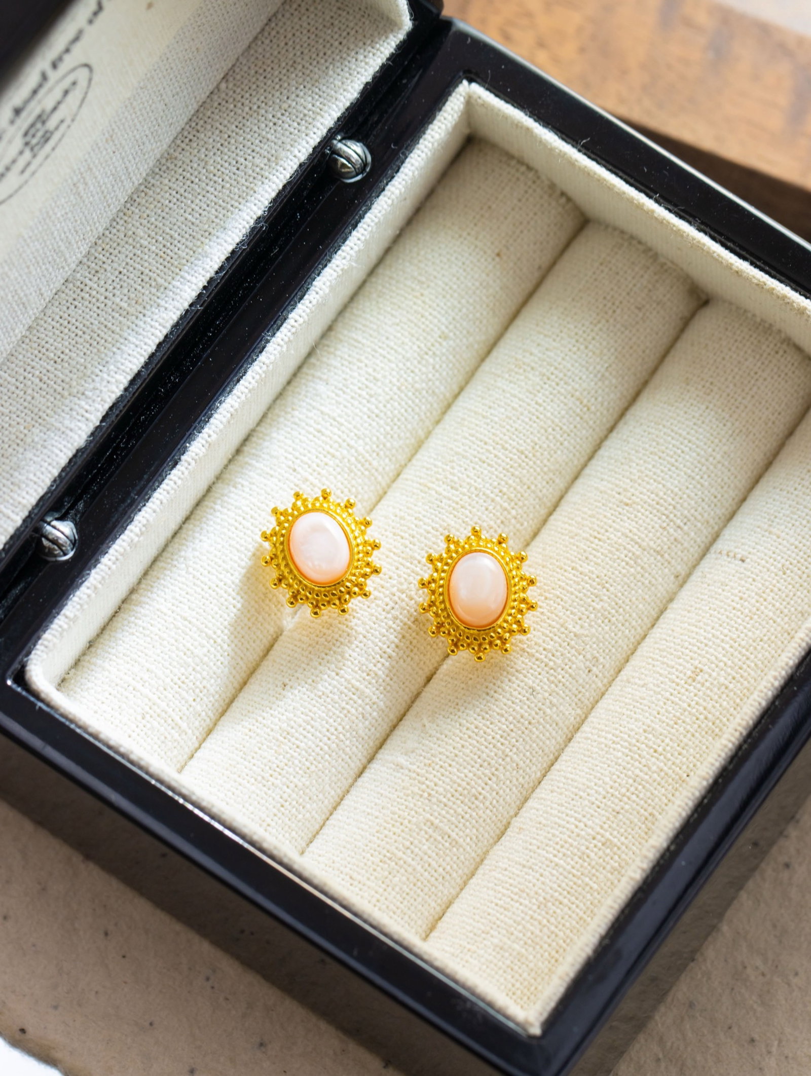 A Pair of Exquisite Sterling Silver-Gold Plated Inlaid Shell Earrings: A Pair of Exquisite Sterling Silver-Gold Plated Inlaid Shell Earrings 一对纯银镀金镶贝壳耳环