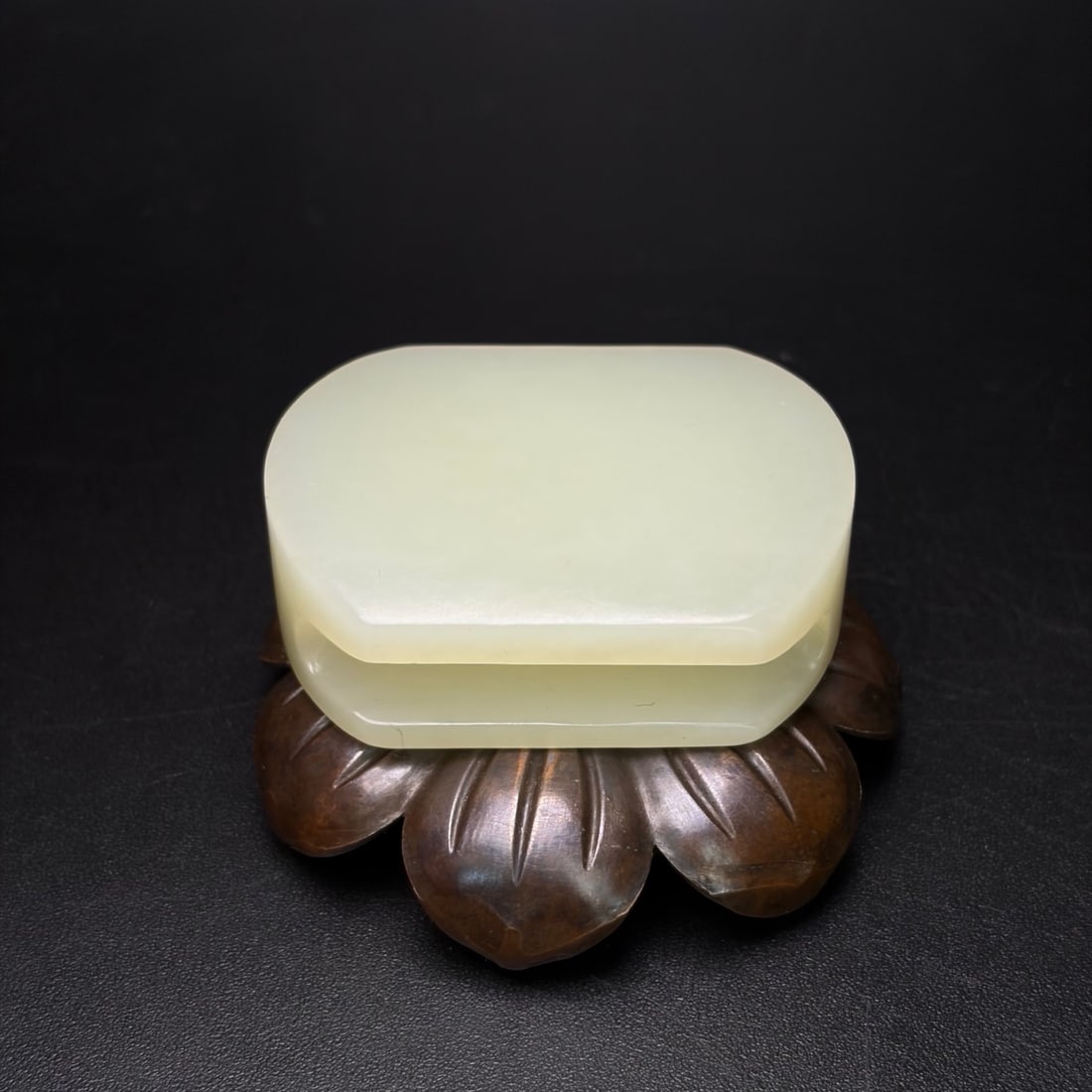 An Exquisite White Jade Belt buckle: An Exquisite White Jade Belt buckle,Qing Dynasty,China,Size:52mmx41mmx18mm,Weight:64g 白玉腰带扣,中国清代