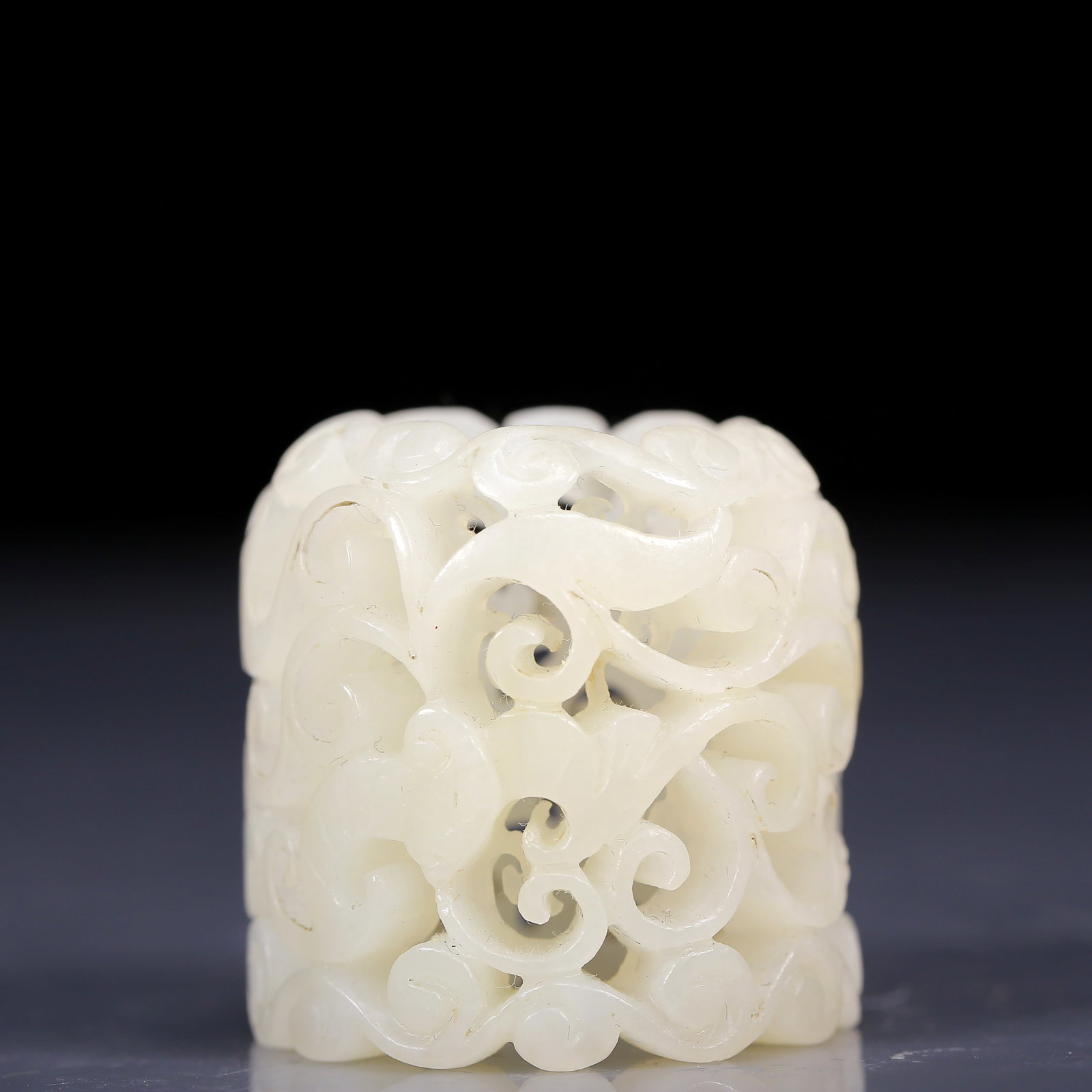 An Exquisite White Jade Flower Pattern Ring - 3