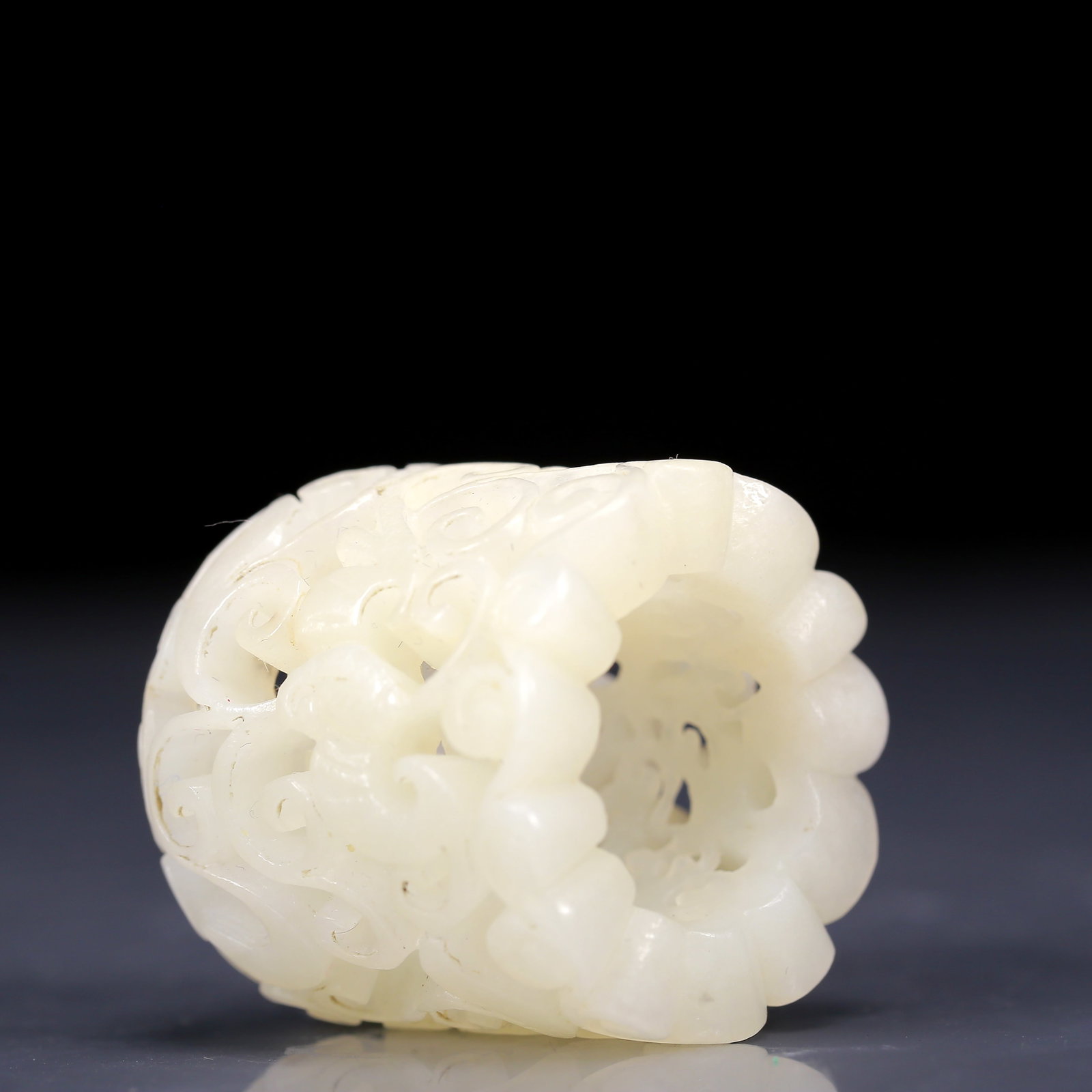 An Exquisite White Jade Flower Pattern Ring - 5
