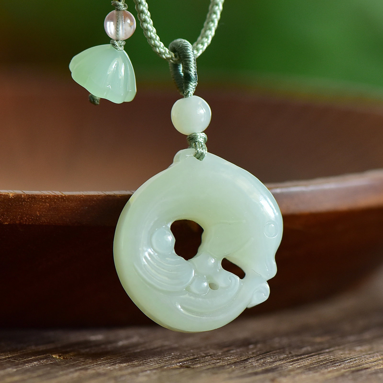 An Exquisite White Jade Dolphin Pendant - 2