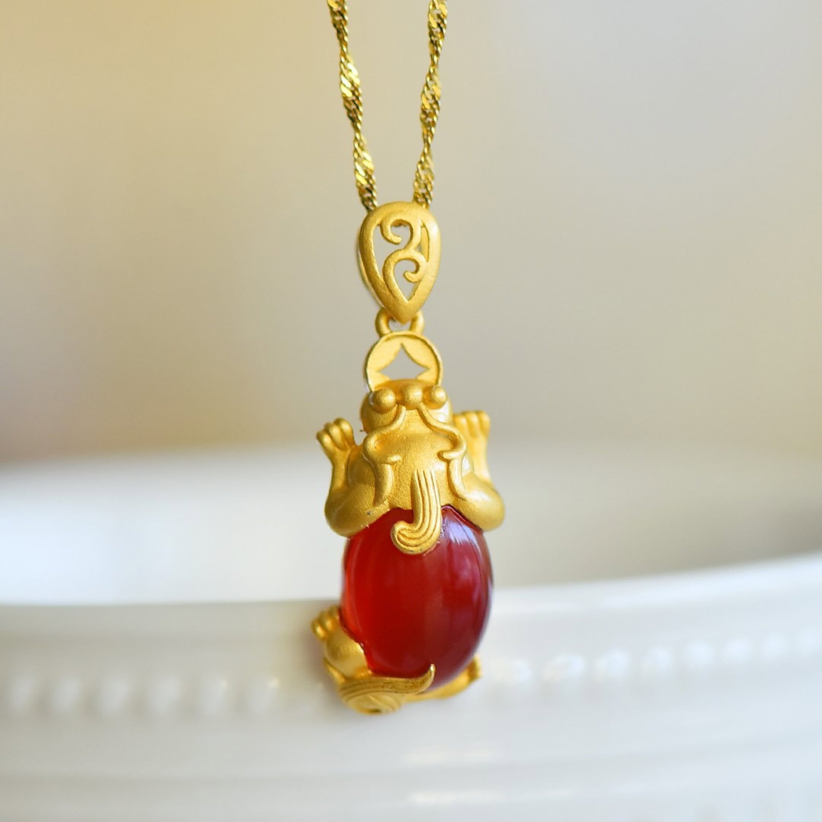 An Exquisite Sterling Silver-Gold Plated Inlaid Red Agate Necklace: An Exquisite Sterling Silver-Gold Plated Inlaid Red Agate Necklace,Size:10mmx14mm 纯银镀金镶红玛瑙项链