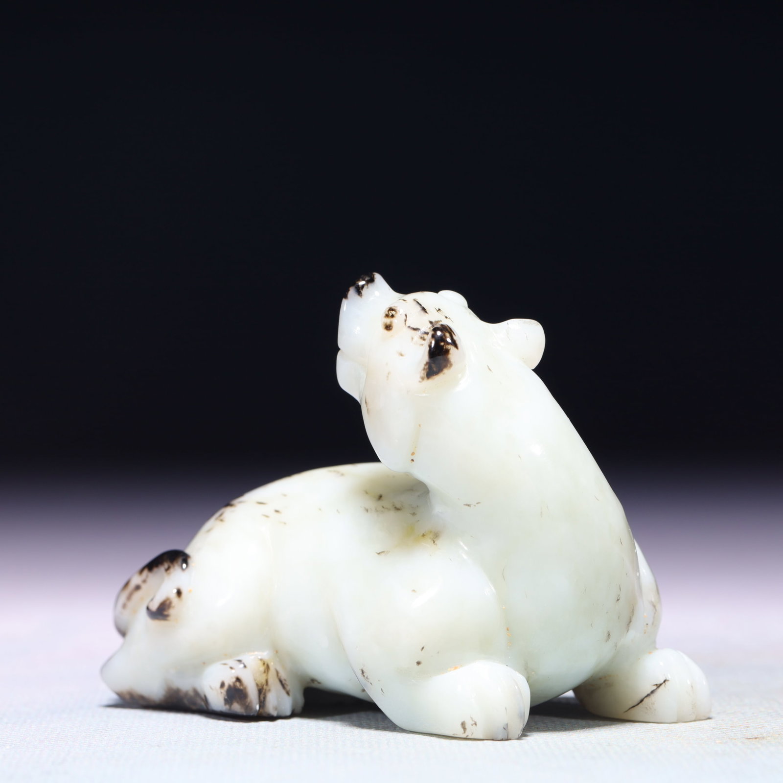 An Exquisite White Jade Bear Ornament - 2