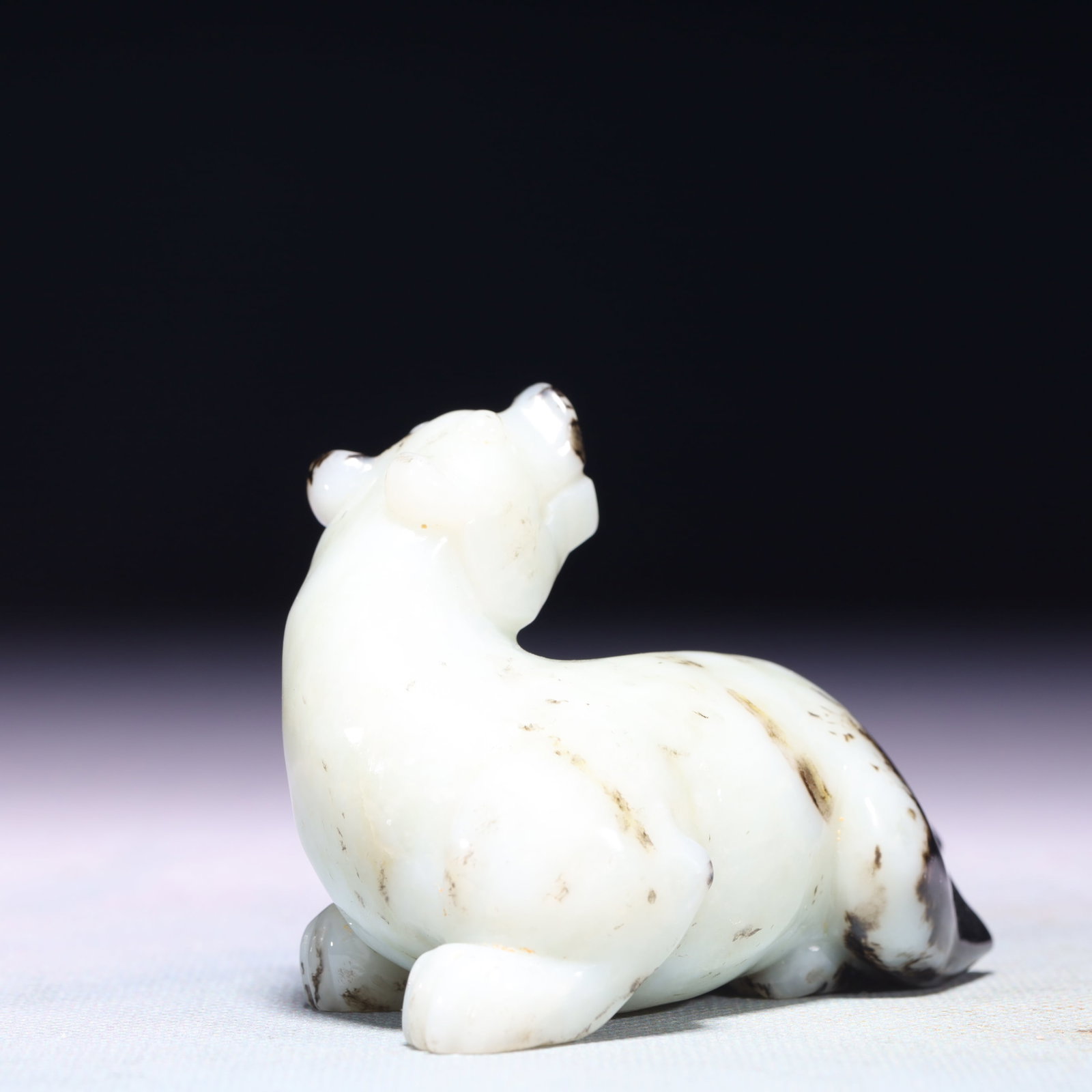 An Exquisite White Jade Bear Ornament - 4