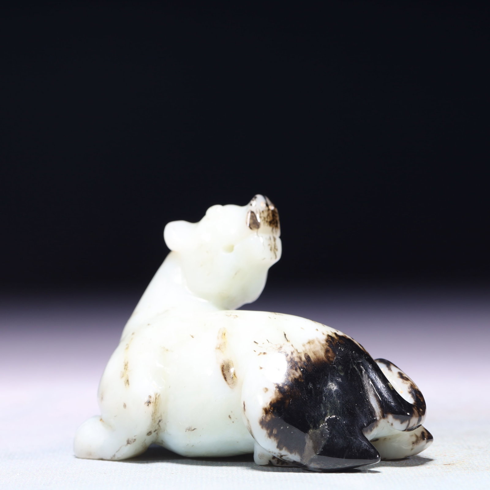 An Exquisite White Jade Bear Ornament - 6