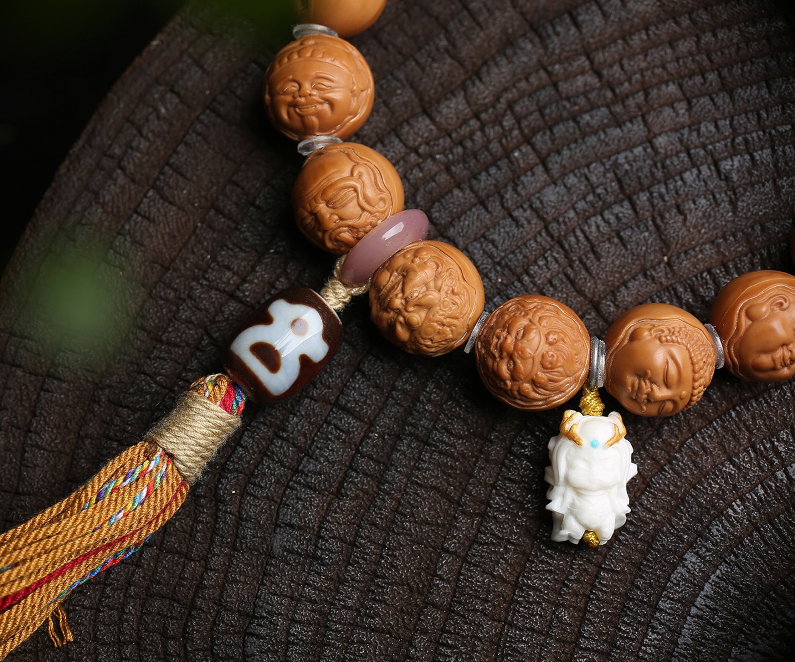 An Exquisite Walnut Buddha-Face Pattern Bracelets - 3