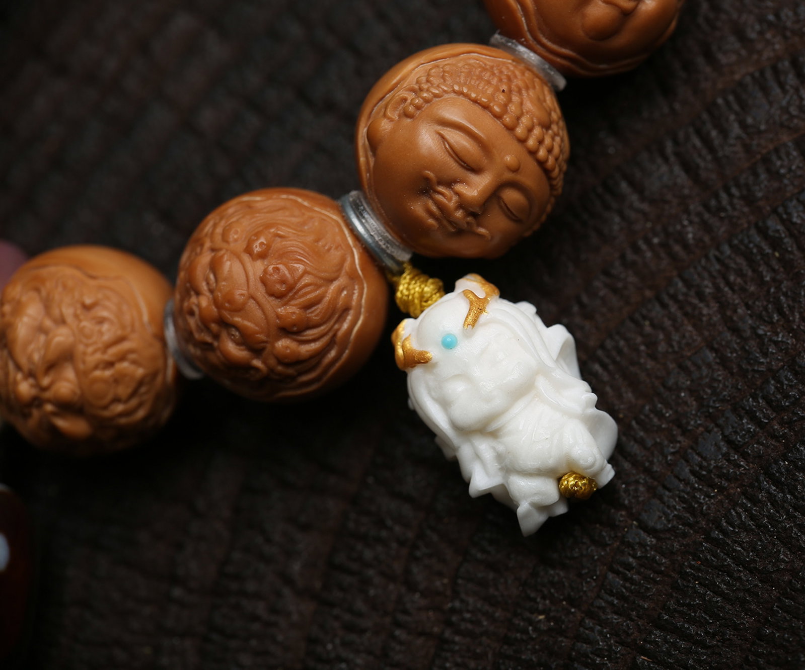 An Exquisite Walnut Buddha-Face Pattern Bracelets - 4