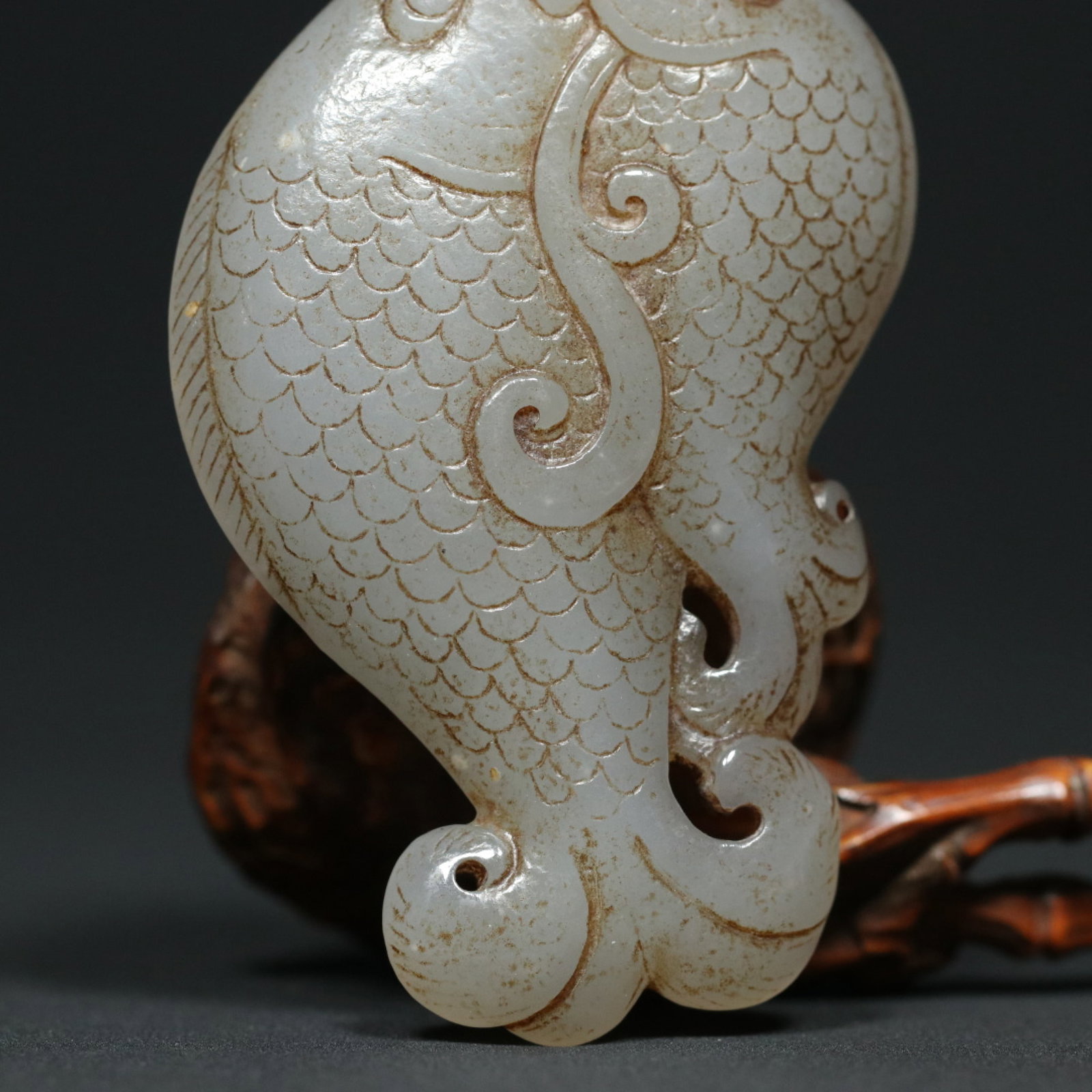 An Exquisite White Jade Fish Pendant - 9