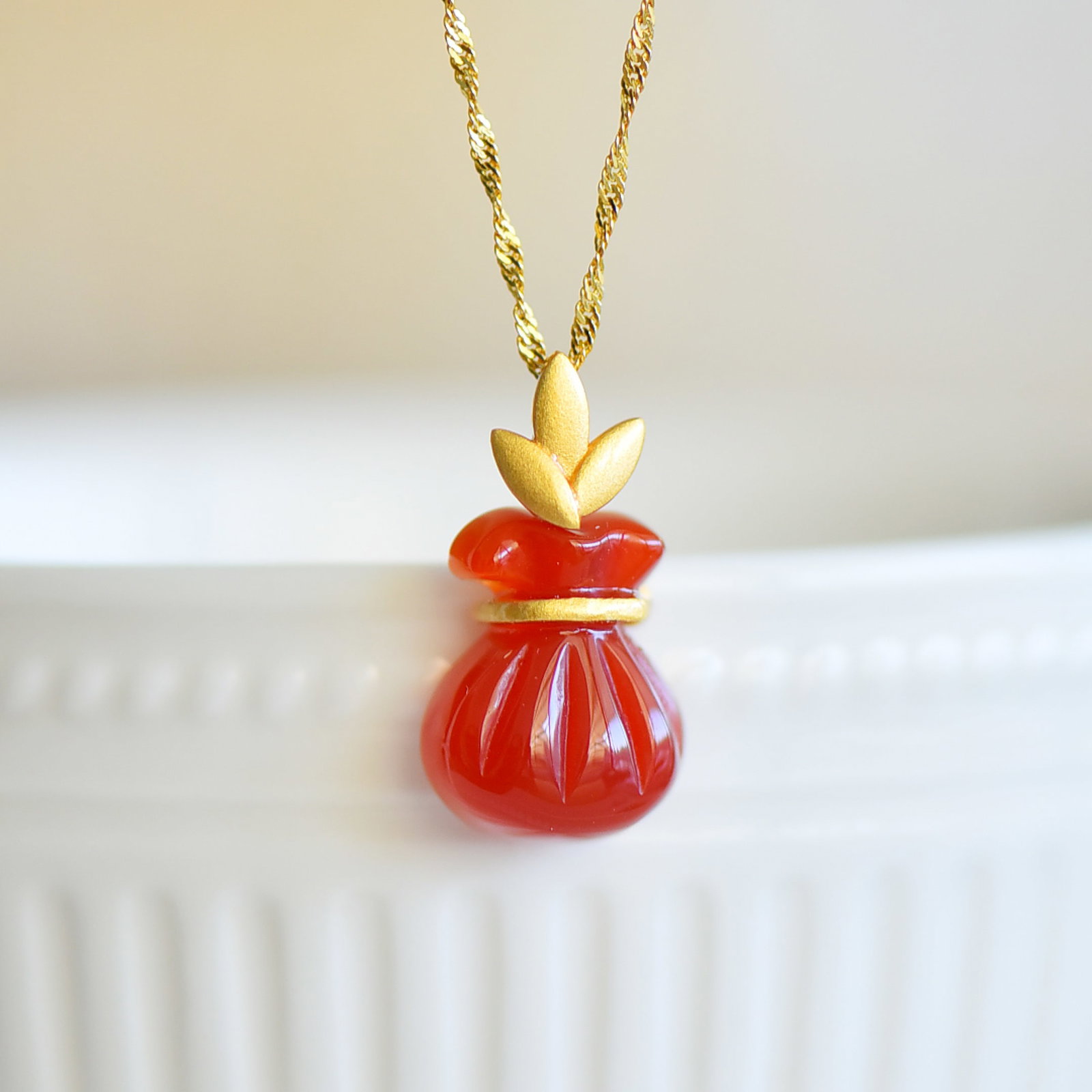 An Exquisite Sterling Silver-Gold Plated Inlaid Red Agate Necklace: An Exquisite Sterling Silver-Gold Plated Inlaid Red Agate Necklace,Size:14mmx17mm 纯银镀金镶红玛瑙项链