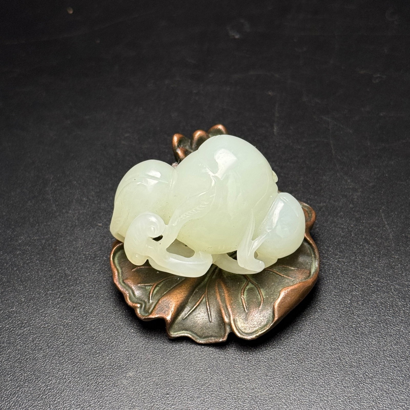 An Exquisite White Jade Peach Pendant: An Exquisite White Jade Peach Pendant,Qing Dynasty,China,Size:43mmx31mmx23mm,Weight:35g 白玉寿桃挂件,中国清代