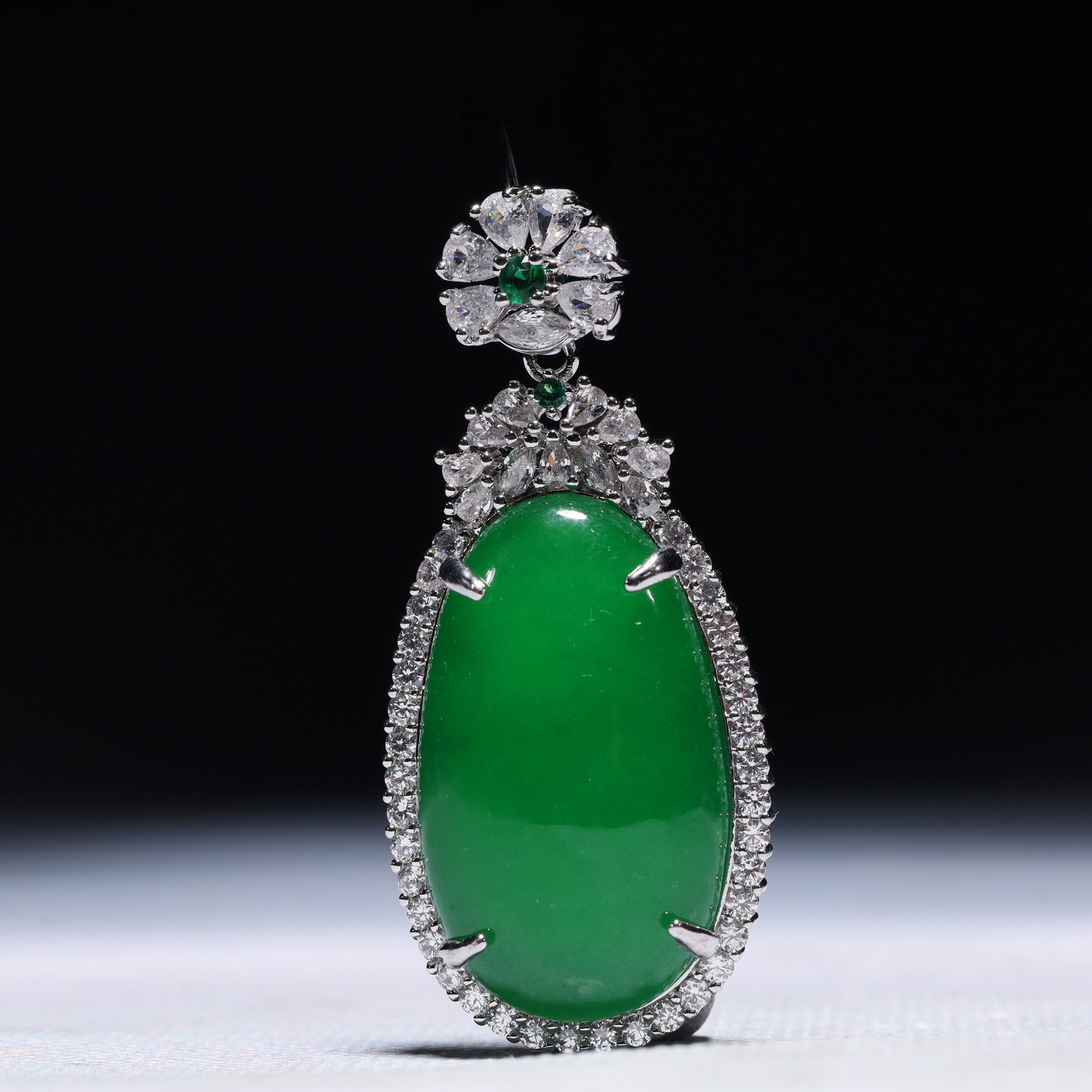 An Exquisite Pendant,Inlaid Gems: An Exquisite Pendant,Inlaid Gems,Size:1inx0.4inx2in,Weight:14.8g 一个精美的吊坠,镶宝石