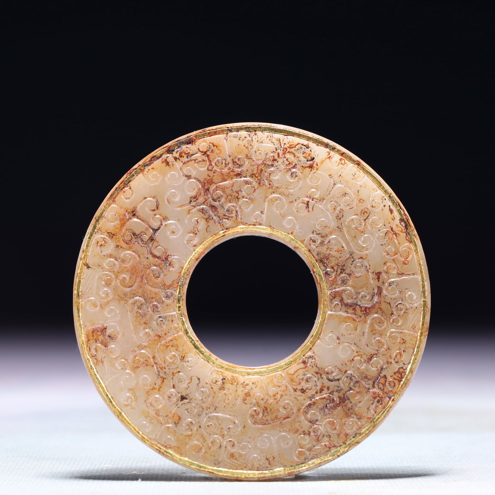 An Exquisite White Jade Inlaid Gold Auspicious Cloud Pattern Ring: An Exquisite White Jade Inlaid Gold Auspicious Cloud Pattern Ring,Qing Dynasty,China,Size:3.2inx0.2in,Weight:68.5g 白玉错金祥云纹环,中国