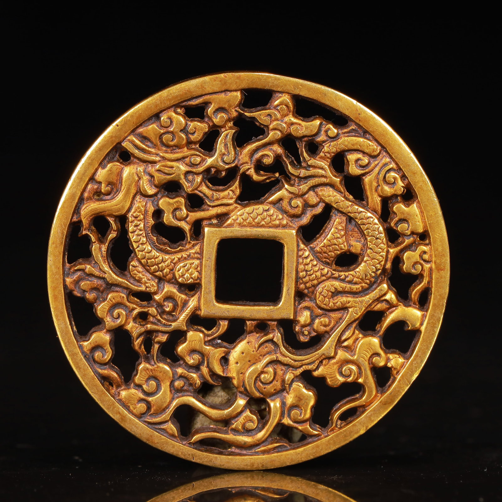An Exquisite Gilt Bronze Dragon Pattern Coin: An Exquisite Gilt Bronze Dragon Pattern Coin,Tang Dynasty,China,Size:1.8inx0.1in,Weight:28g 铜鎏金龙纹钱币,中国唐代