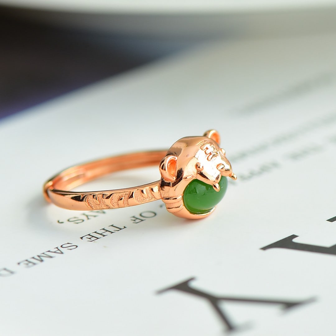 An Exquisite Sterling Silver Inlaid Jasper Tiger Pattern Ring: An Exquisite Sterling Silver Inlaid Jasper Tiger Pattern Ring,Size:6mmx8mm 纯银镶碧玉虎纹戒指