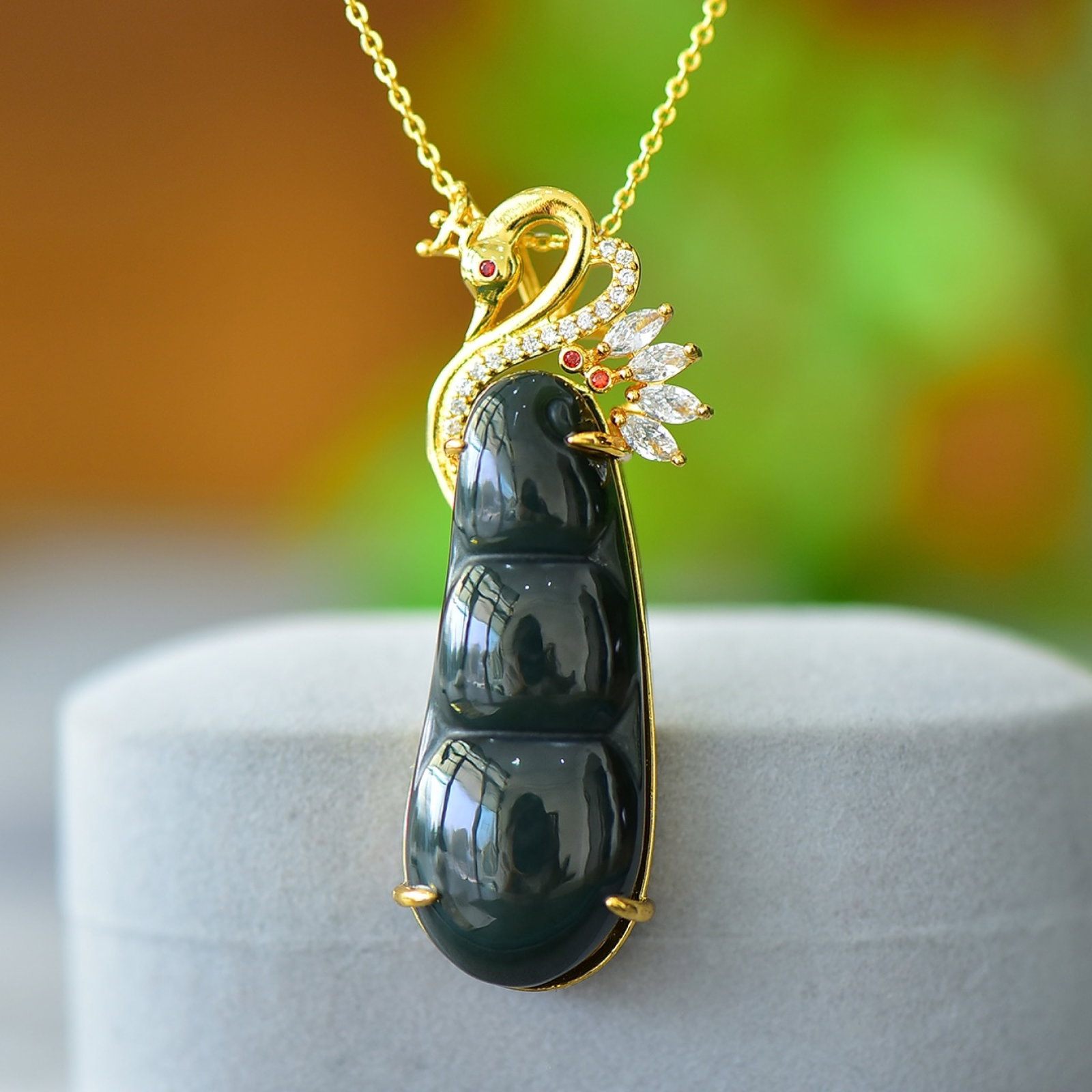 An Exquisite Bronze-Gold Plated Inlaid Green Jade Goose Necklace,Inlaid Diamond: An Exquisite Bronze-Gold Plated Inlaid Green Jade Goose Necklace,Inlaid Diamond,Size:16mmx42mm 铜镀金镶青玉鹅项链,嵌钻石