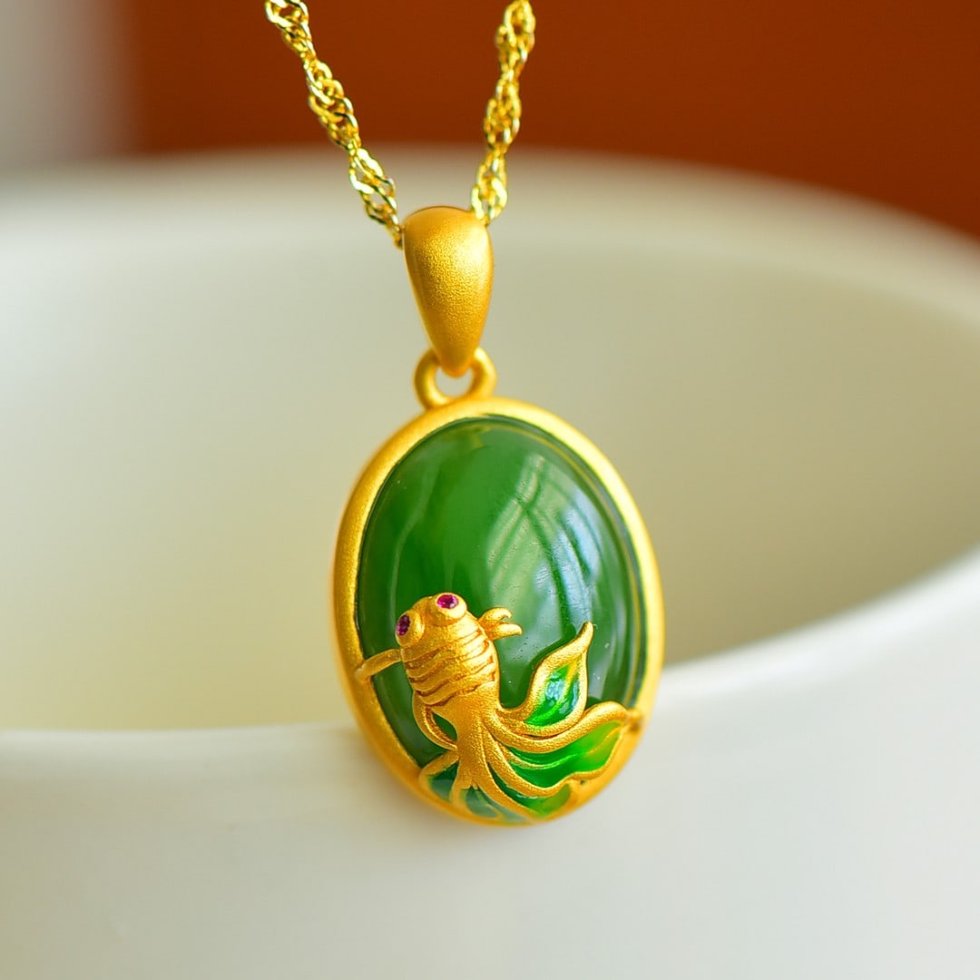 An Exquisite Sterling Silver-Gold Plated Inlaid Jasper Fish Pattern Necklace: An Exquisite Sterling Silver-Gold Plated Inlaid Jasper Fish Pattern Necklace,Size:12mmx16mm 纯银镀金镶碧玉鱼纹项链