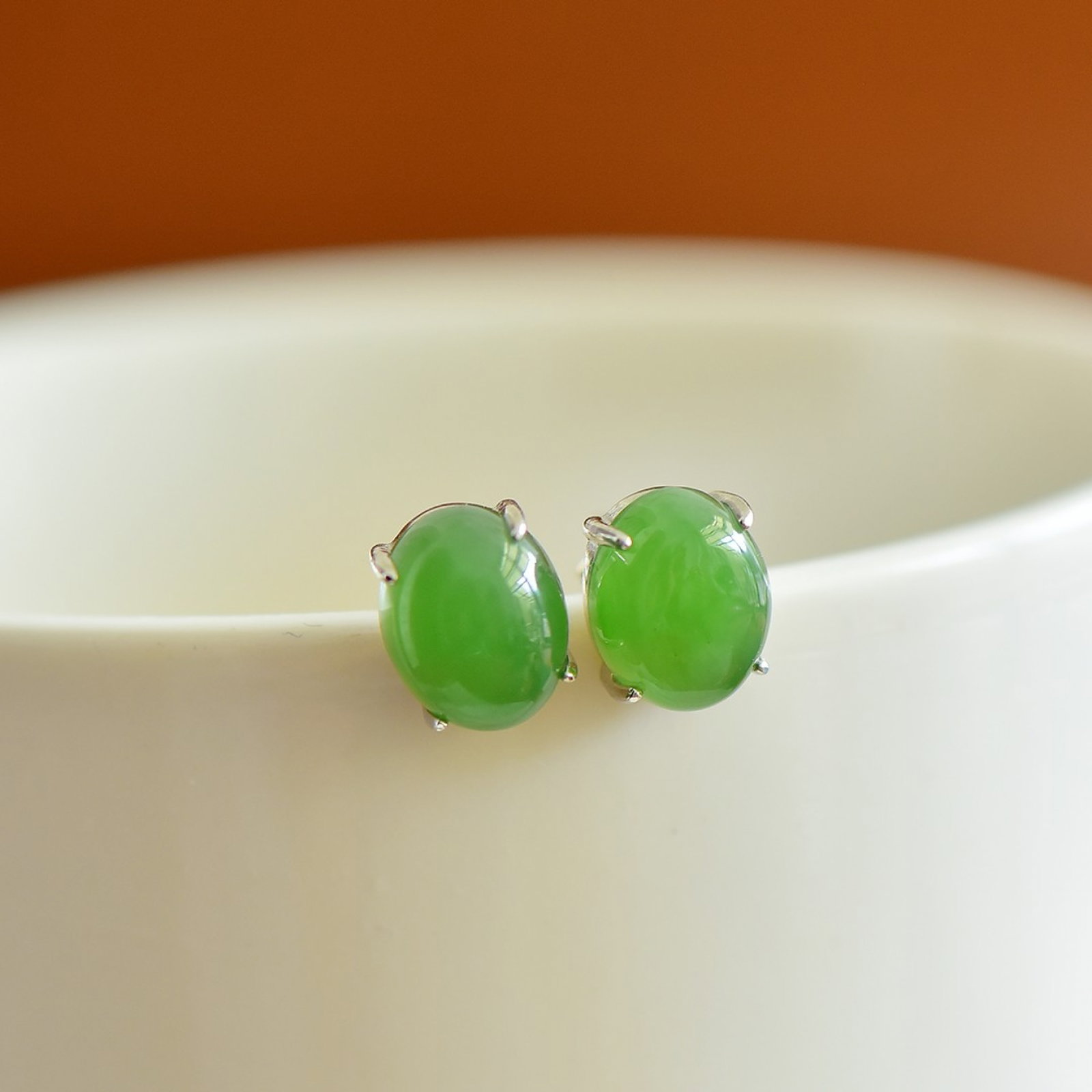 A Pair of Exquisite Sterling Silver Inlaid Jasper Earrings: A Pair of Exquisite Sterling Silver Inlaid Jasper Earrings,Size:8mmx10mm 一对纯银镶碧玉耳钉