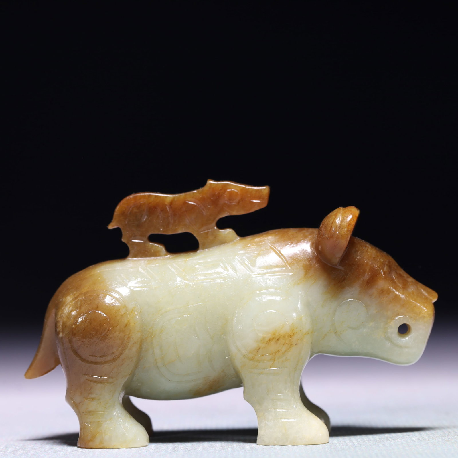 An Exquisite White Jade Beast Ornament: An Exquisite White Jade Beast Ornament,Qing Dynasty,China,Size:3inx1.2inx2in,Weight:130.8g 白玉兽摆件,中国清代