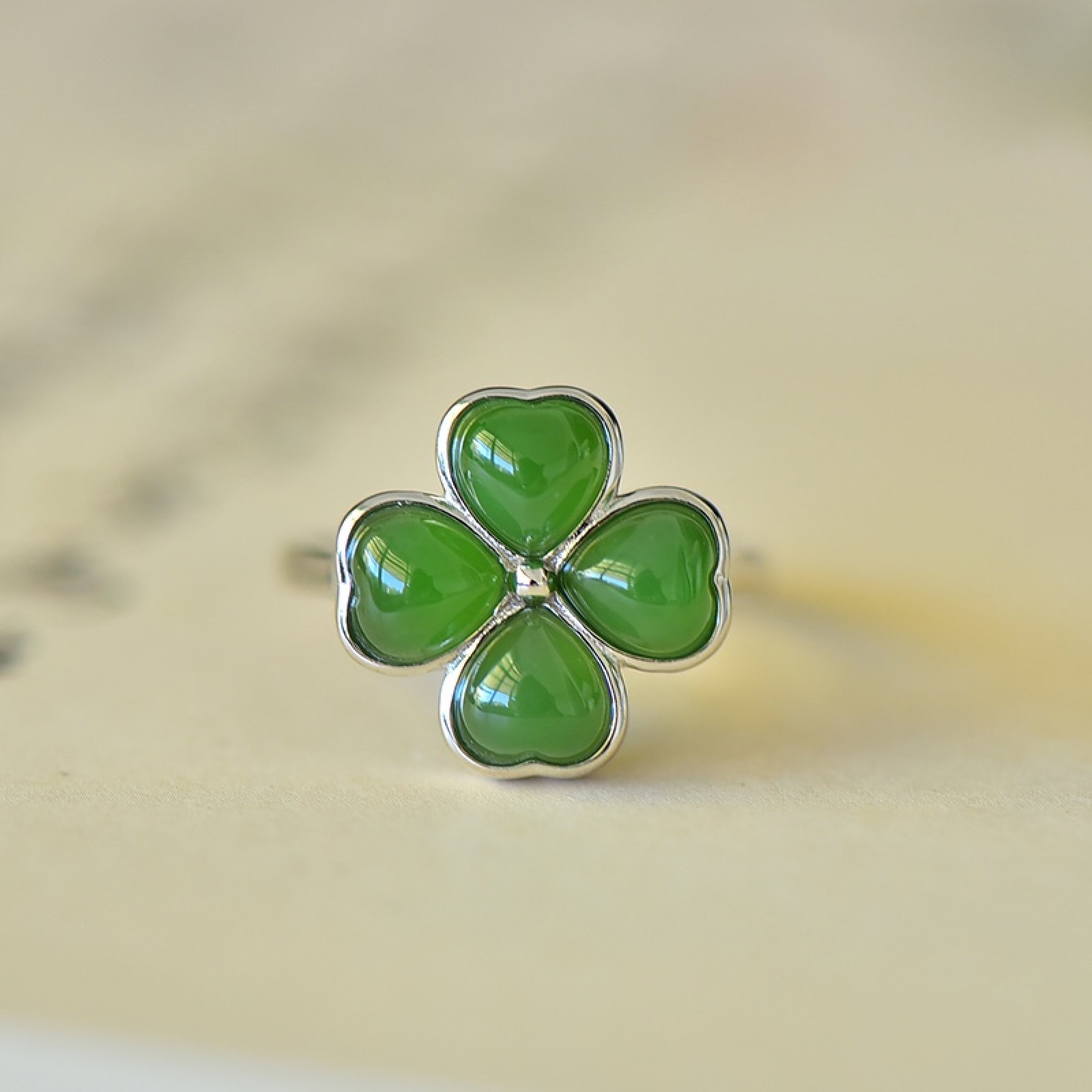 An Exquisite Sterling Silver Inlaid Jasper Ring: An Exquisite Sterling Silver Inlaid Jasper Ring,Size:6mmx6mm 纯银镶碧玉戒指