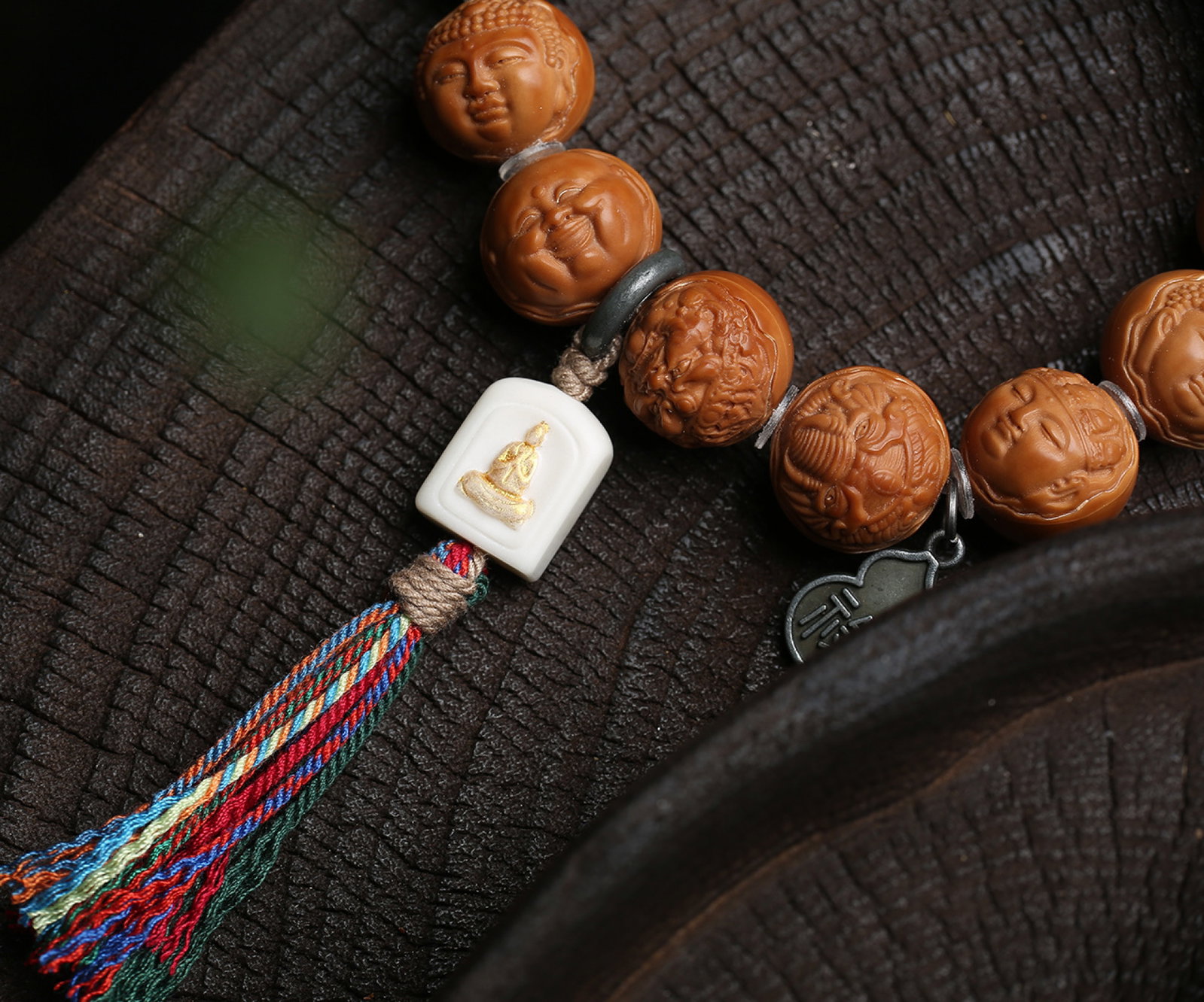 An Exquisite Walnut Buddha-Face Pattern Bracelets - 3