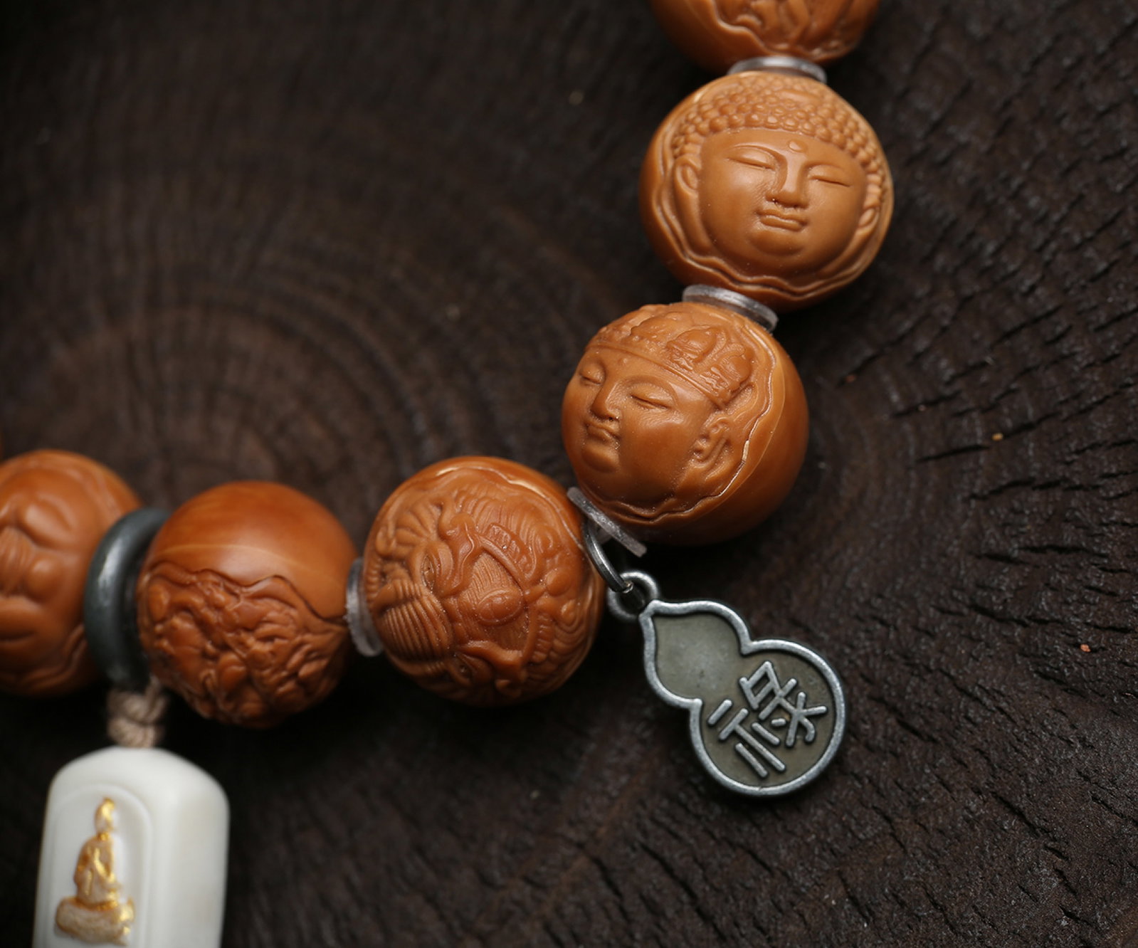 An Exquisite Walnut Buddha-Face Pattern Bracelets - 4