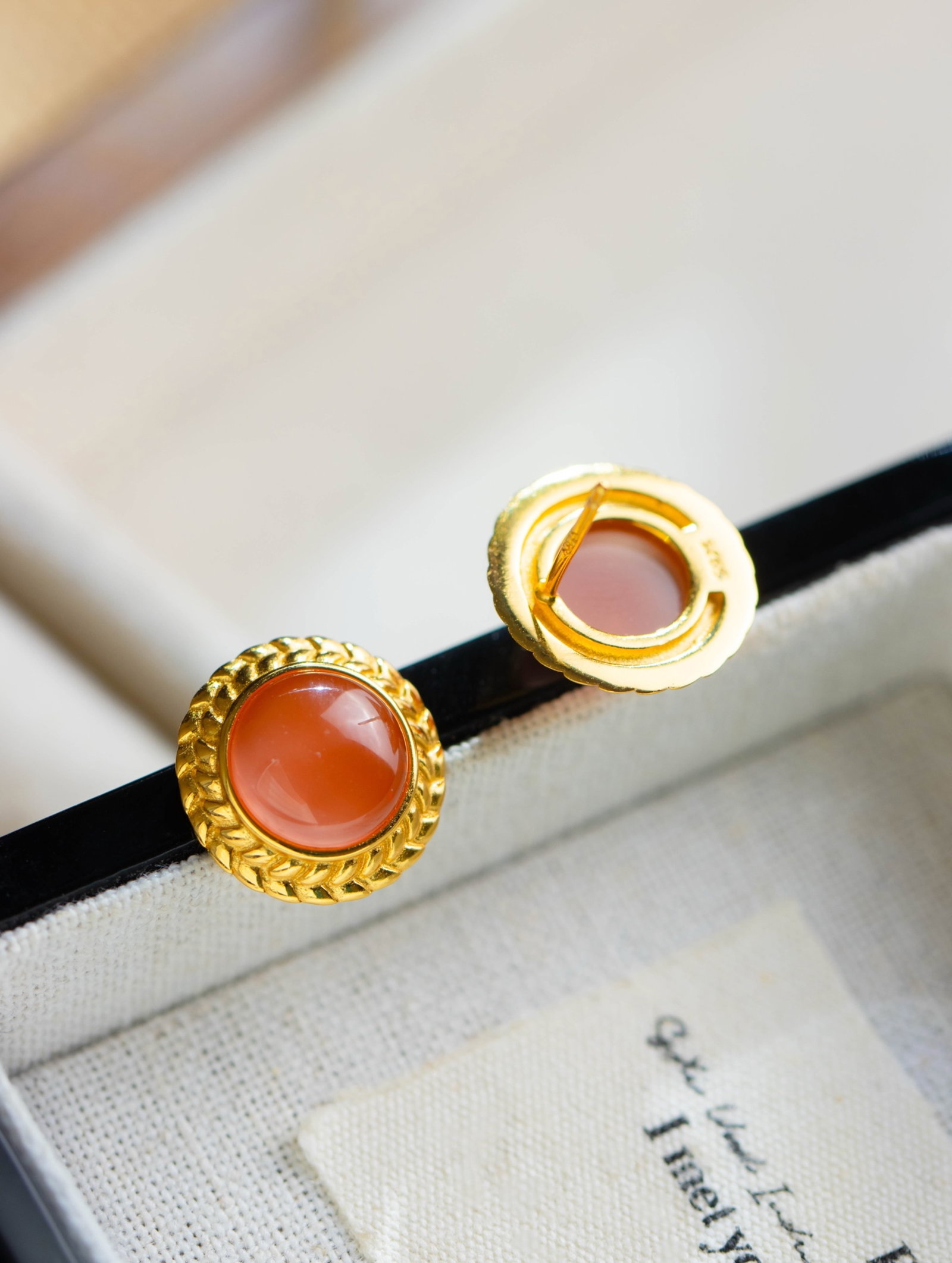 A Pair of Exquisite Sterling Silver-Gold Plated Inlaid Agate Earrings: A Pair of Exquisite Sterling Silver-Gold Plated Inlaid Agate Earrings 一对纯银镀金镶玛瑙耳钉