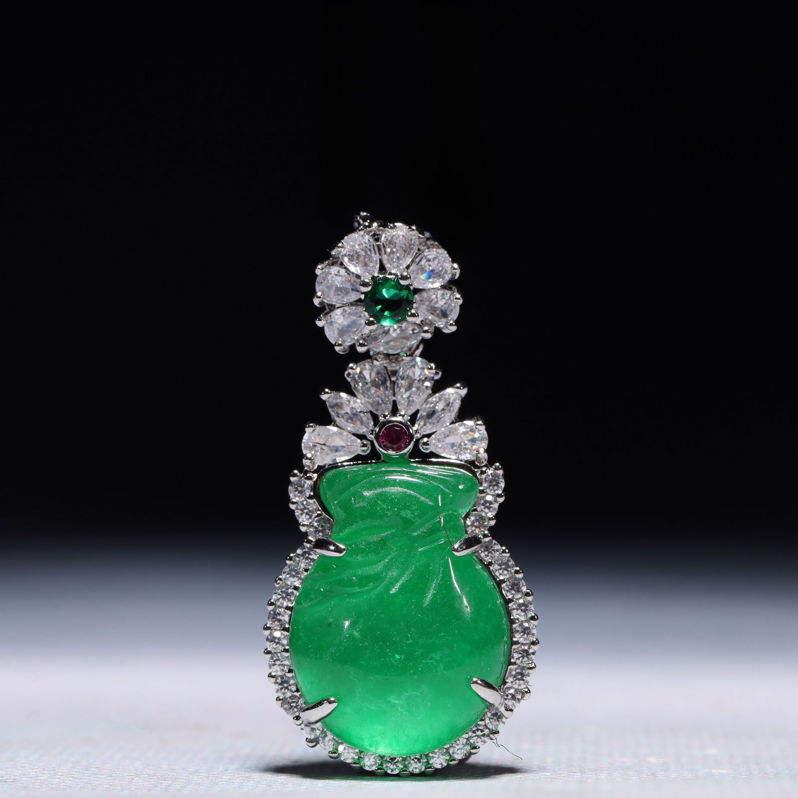 An Exquisite Pendant,Inlaid Gems: An Exquisite Pendant,Inlaid Gems,Size:0.8inx0.4inx1.8in,Weight:11.2g 一个精美的吊坠,镶宝石