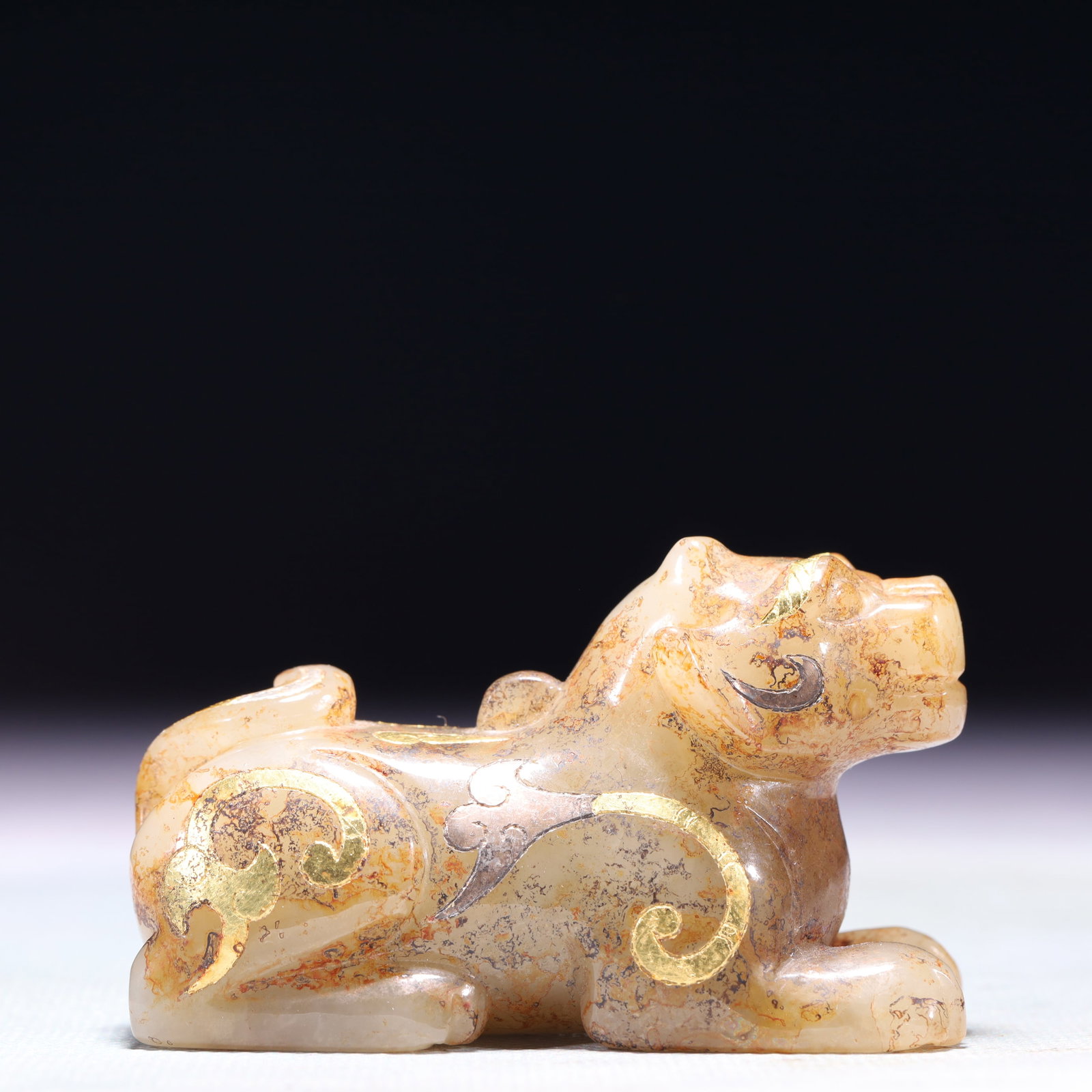 An Exquisite White Jade Inlaid Gold and Silver Beast Ornament: An Exquisite White Jade Inlaid Gold and Silver Beast Ornament,Qing Dynasty,China,Size:2.8inx1.2inx1.6in,Weight:147.1g 白玉错金银兽摆件,中国&