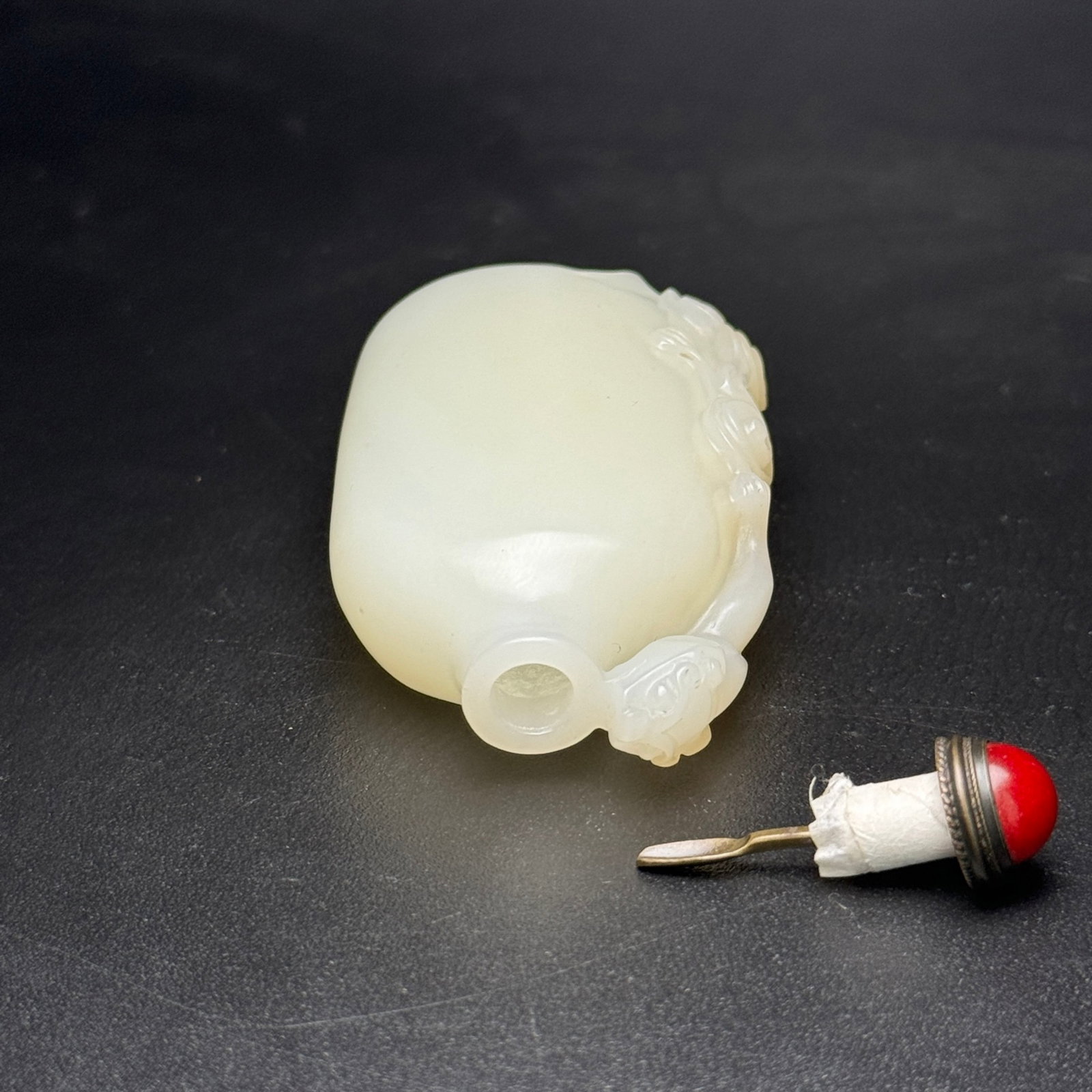 An Exquisite White Jade Dragon Pattern Snuff Bottle - 5