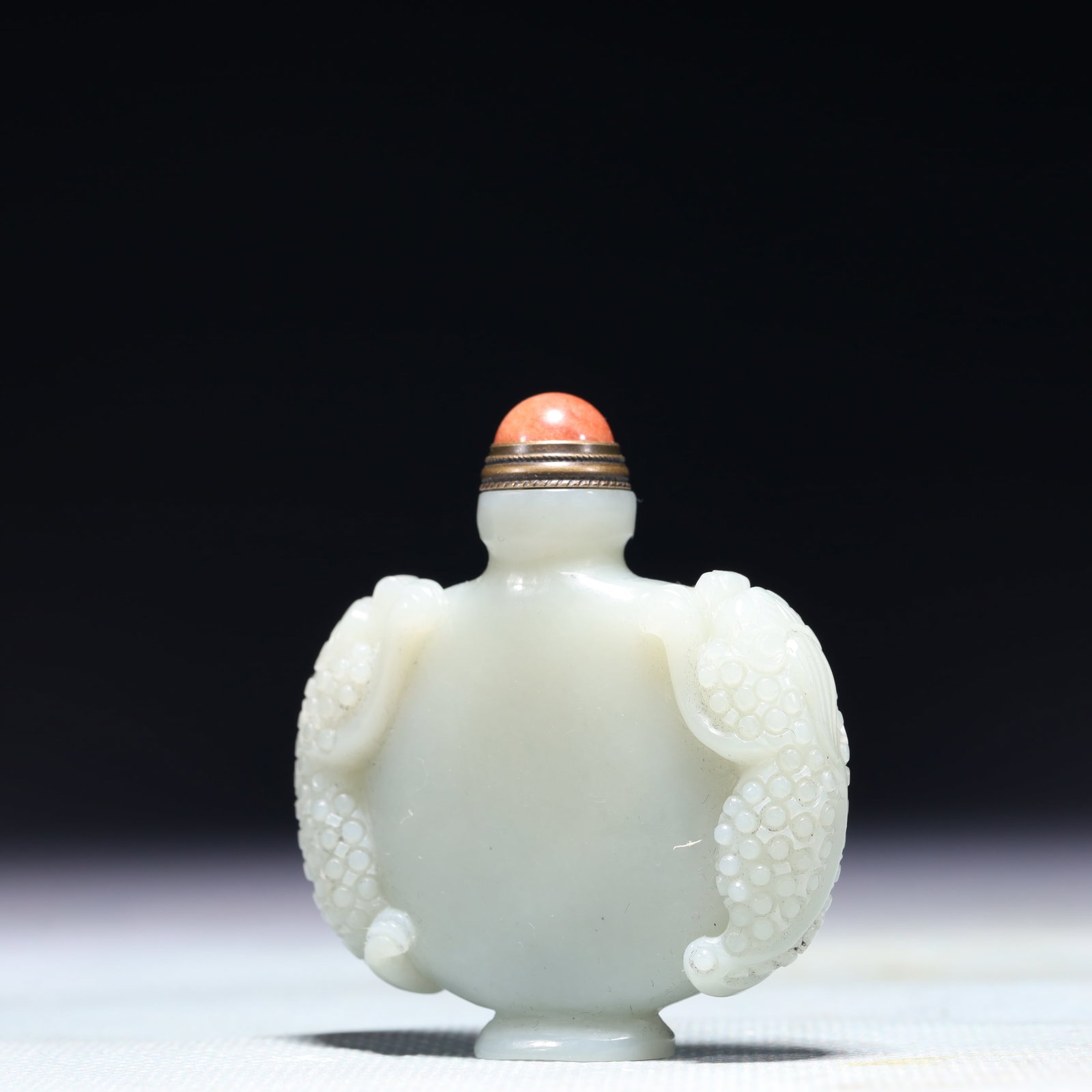 An Exquisite White Jade Beast Pattern Snuff Bottle - 2