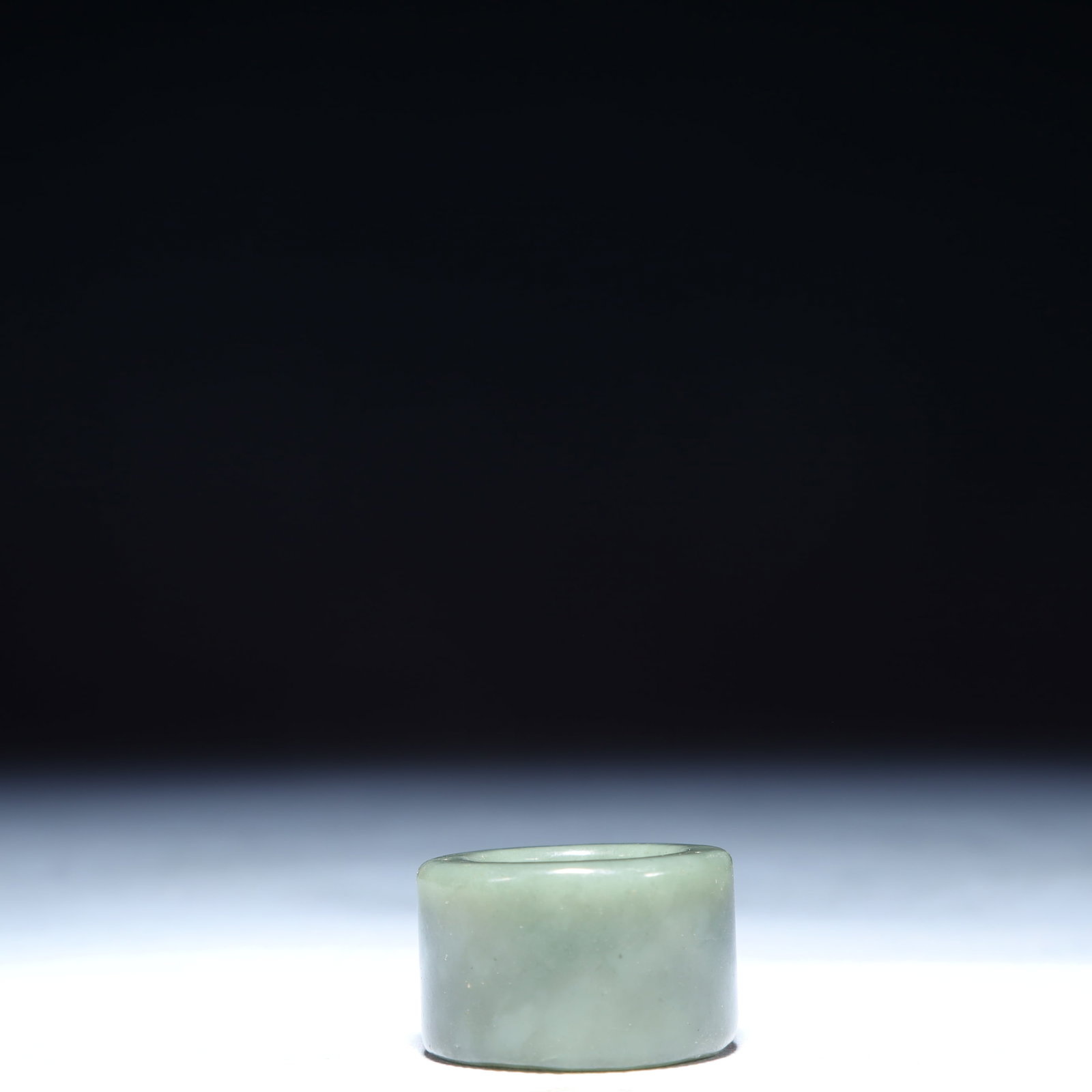 An Exquisite Green Jade Thumb Ring - 2