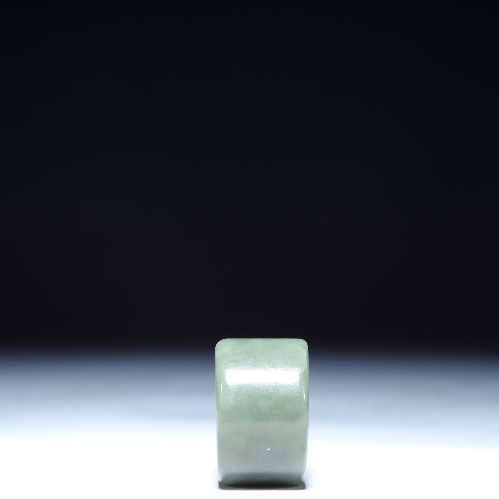 An Exquisite Green Jade Thumb Ring - 3