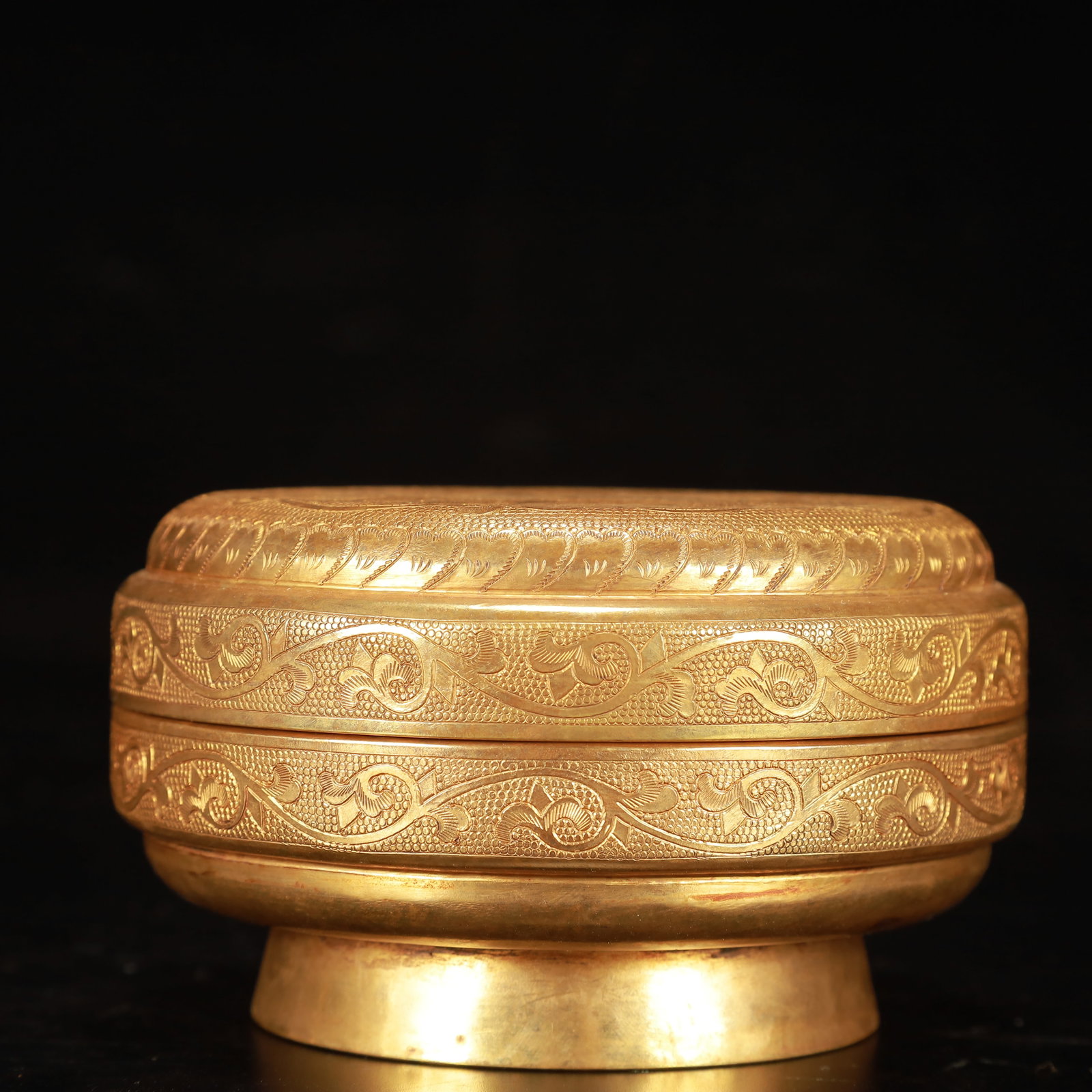An Exquisite Gilt Bronze Deer Pattern Jar with Cover - 2