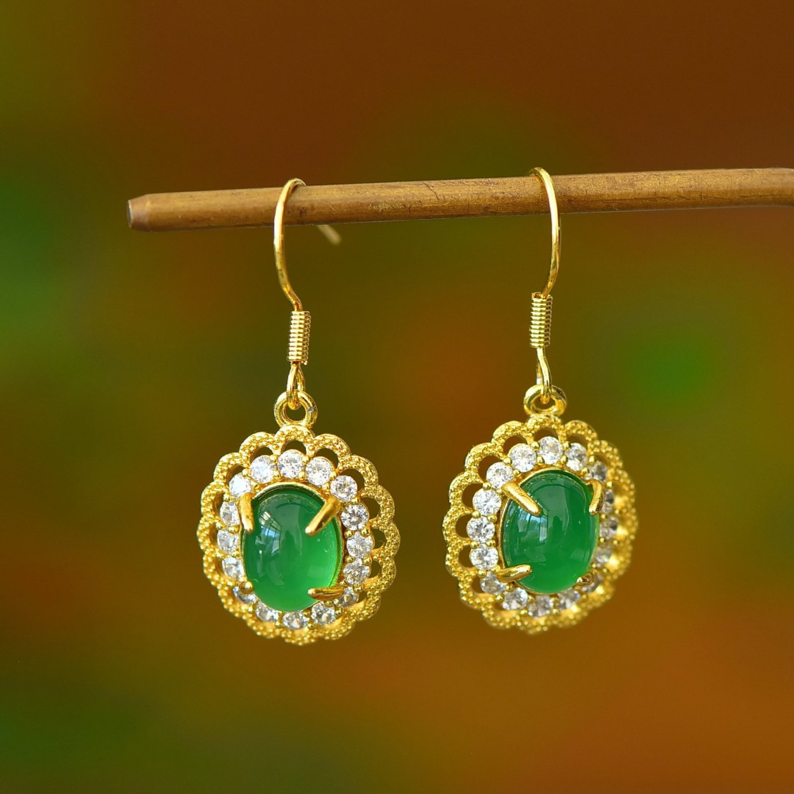 A Pair of Exquisite Earrings,Inlaid Diamond: A Pair of Exquisite Earrings Size:7mmx9mm 一对耳环