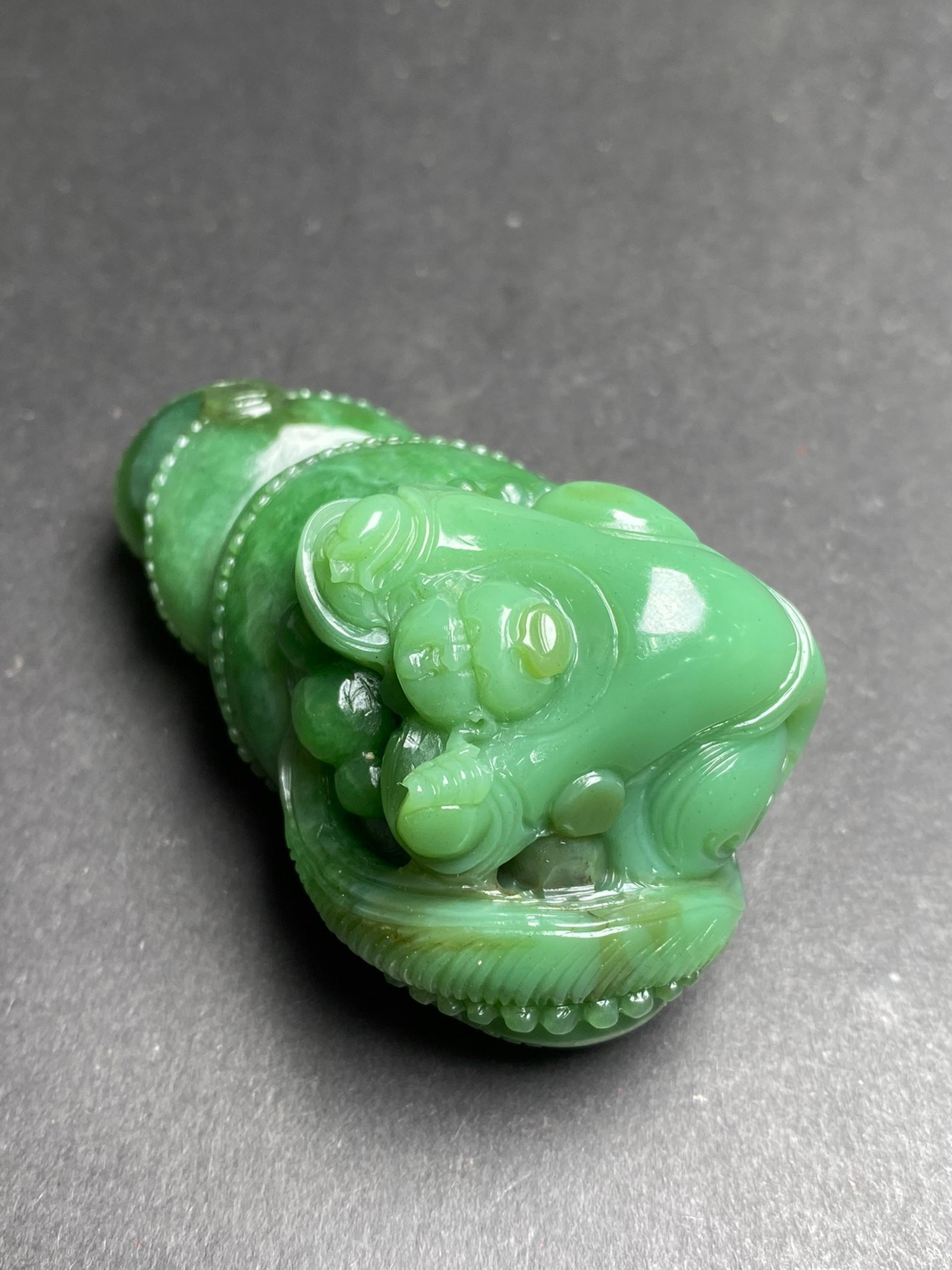 An Exquisite Jasper Figure Pattern Conch Hand Piece - 2